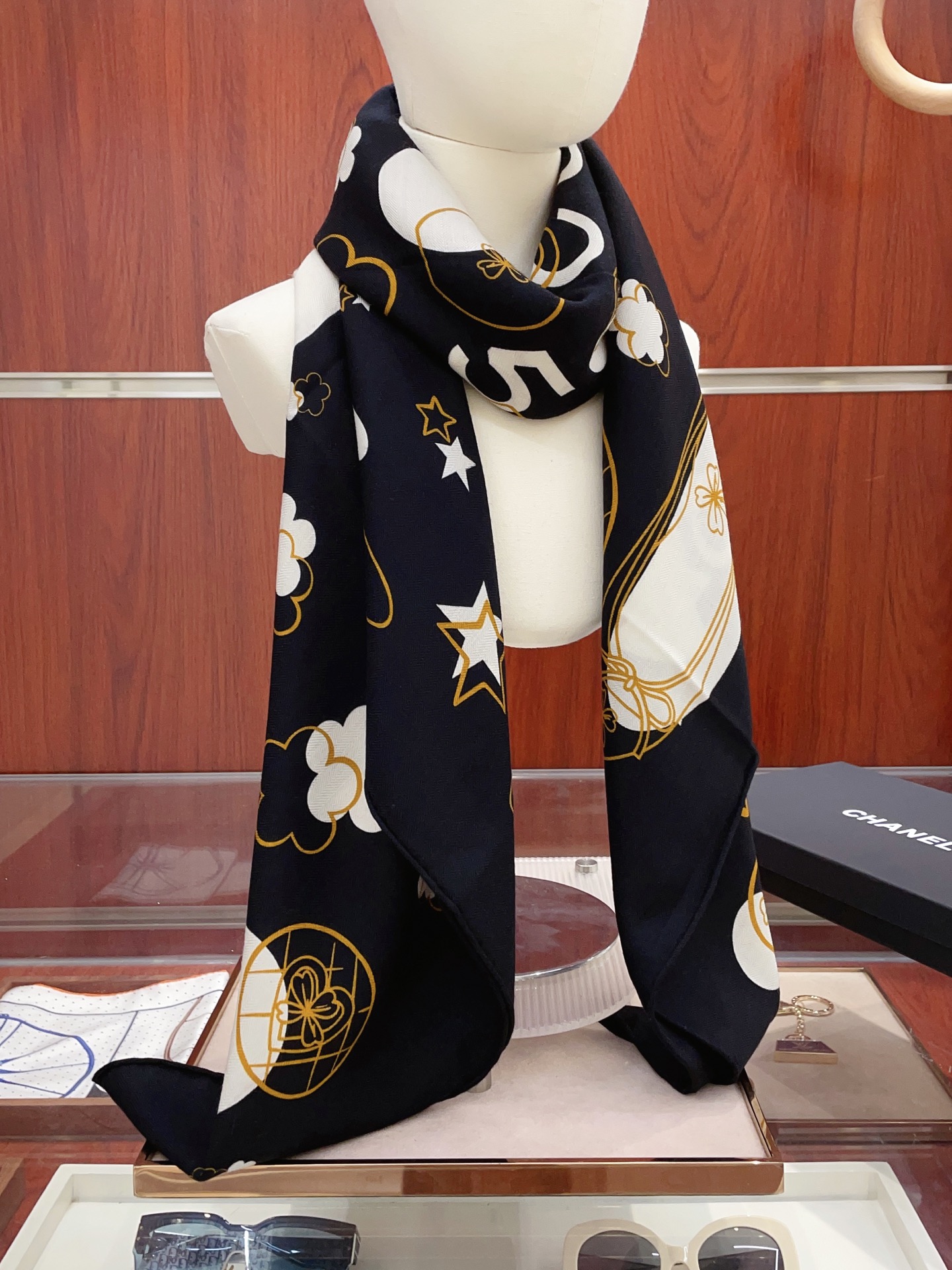 NO:340159,Xiaoxiang [Xiaoxiang Accessories 140] Cashmere Square Scarf Recommended to grab VIPs. Be sure to start quickly [High-end, Big Love, Pure Cashmere, Baby Feelings So Feelings Flying Women's Beauty, Very Few Products, You can use true and beautiful things all seasons, which make people very, very heart-warming. The upper body effect is simply beautiful. The quality is very perfect. The whole scarf gives people a big brand aura and is very exquisite and beautiful. It is definitely worth buying a new model. Once you get the real thing, you will be glad that you are a beautiful product for women. It is worth evaluating the perfect temperament and taste. Ditails' first choice VIPs. The upper size is 140*140cm.70 cashmere silk high-version scarf, high-version scarf, real silk19860909小香【小香配饰 140】羊绒方巾抢VIP推荐 下手一定要快【高端 大爱 纯羊绒 婴儿触感舒服到飞女人尤物 货极少 四季都可以用真心美的让人非常非常心动 上身效果简直美翻了 品质非常完美 整个围巾给人大牌气场的同时又非常精致秀丽绝对值得入手的新款 实物一拿到就会庆幸自己是女人的绝美好货 值得品鉴完美气质品味Ditails首选VIP们 上尺寸140*140cm.70羊绒真丝高版本围巾,高版本围巾,real silk,scarf