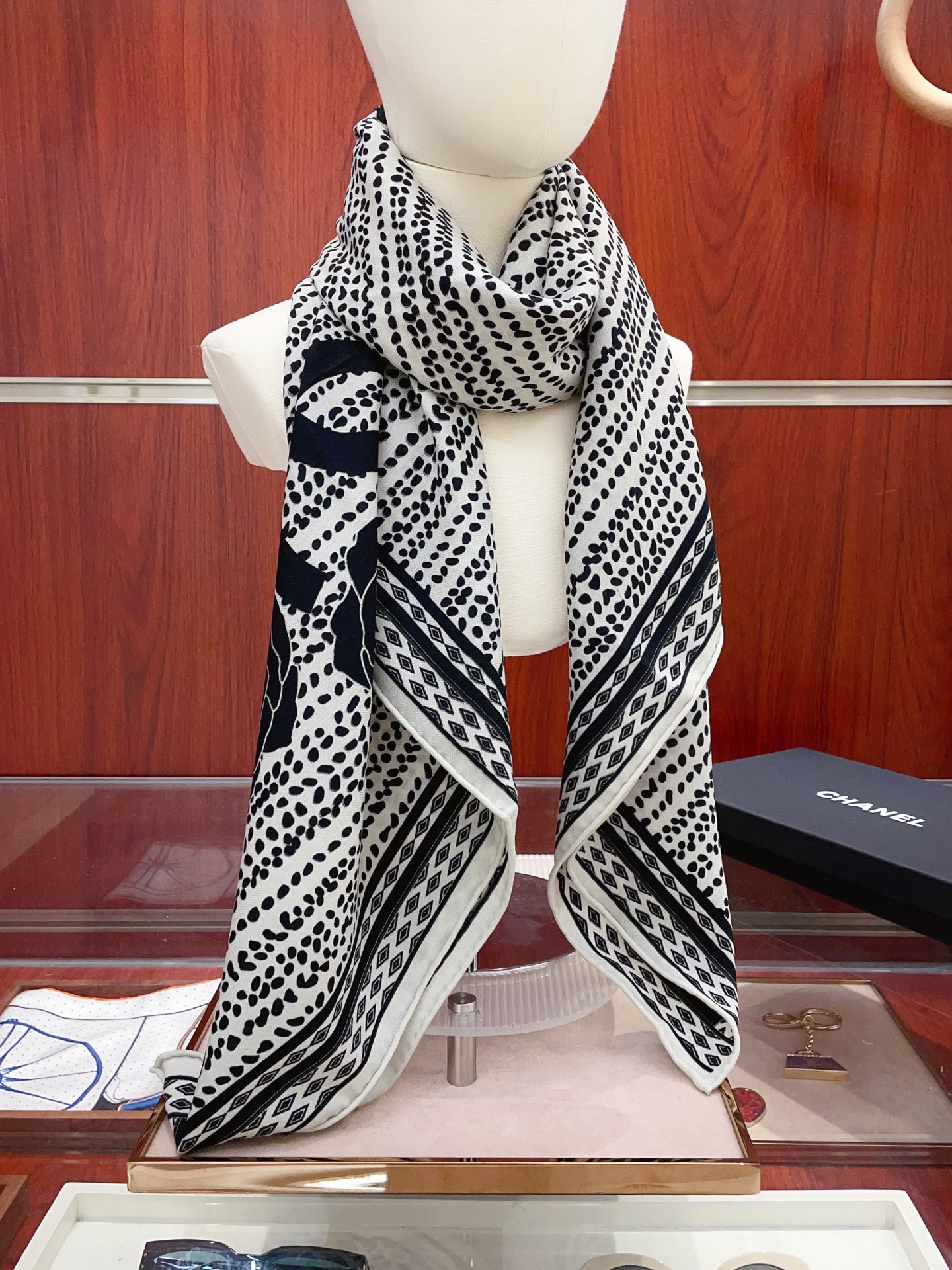 NO:554325,Xiaoxiang [Xiaoxiang Line Flowers 140] Cashmere square scarf grabs VIP recommendation. Be sure to buy it quickly [High-end love pure cashmere. Baby touch is so comfortable that it is a must-have for women. It is very rare. It can be used in all seasons. It is really beautiful and makes people very excited. The upper body effect is simply beautiful. The quality is perfect. The whole scarf gives people the aura of a big name and is very delicate and beautiful at the same time. It is definitely a new style worth buying. Once you get the real thing, you will be glad that you are a perfect product for women.  It is worth appreciating the perfect temperament and taste. Ditails are preferred by VIPs. Upper size 140*140cm.70 cashmere silk high version scarf, high version scarf, real silk19860909小香【小香线条花朵 140】羊绒方巾抢VIP推荐 下手一定要快【高端 大爱 纯羊绒 婴儿触感舒服到飞女人尤物 货极少 四季都可以用真心美的让人非常非常心动 上身效果简直美翻了 品质非常完美 整个围巾给人大牌气场的同时又非常精致秀丽绝对值得入手的新款 实物一拿到就会庆幸自己是女人的绝美好货 值得品鉴完美气质品味Ditails首选VIP们 上尺寸140*140cm.70羊绒真丝高版本围巾,高版本围巾,real silk,scarf