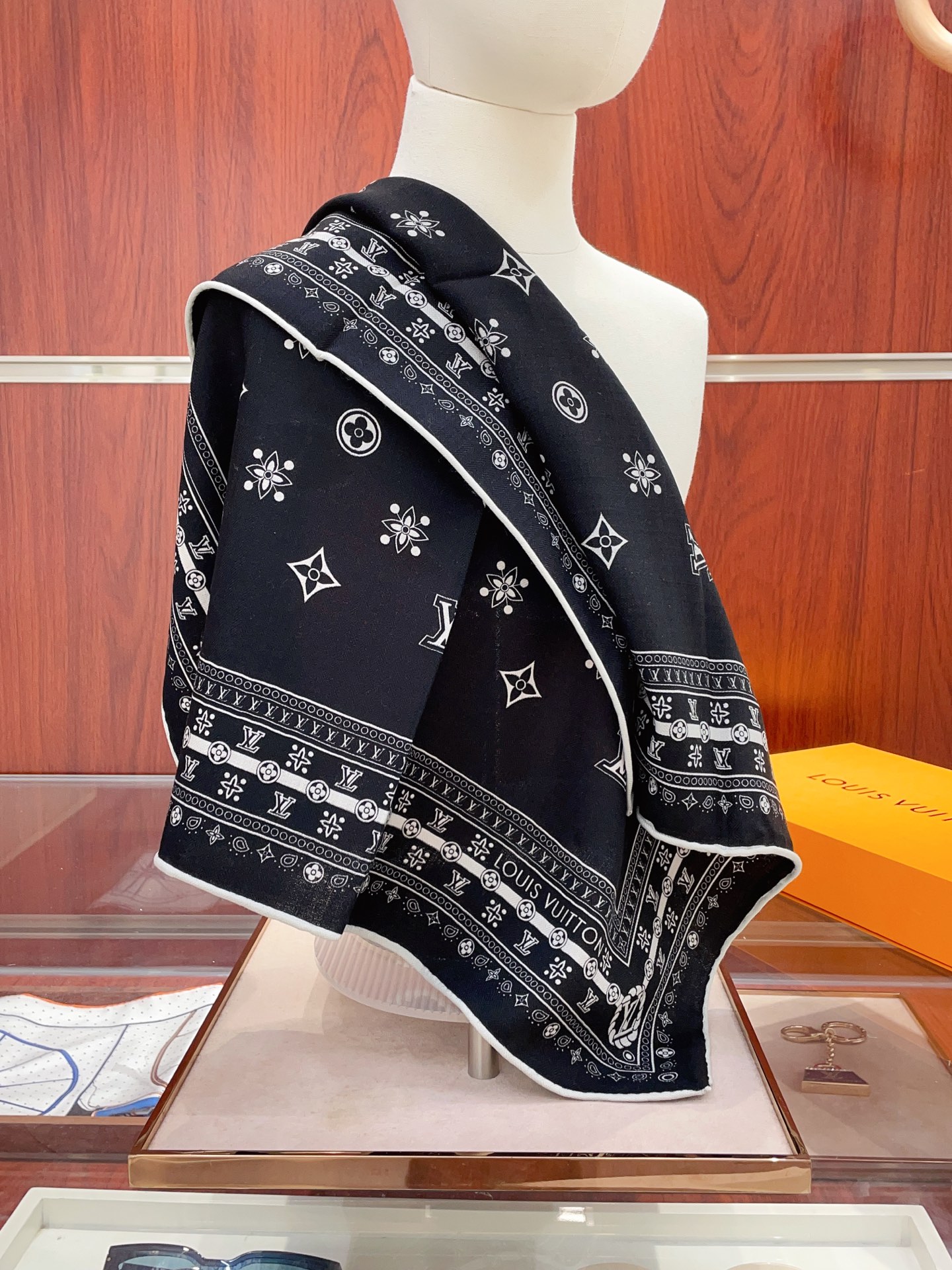 NO:619553,[Silk wool style, double-sided same color] New product L's [Small square scarf] Autumn and winter silk wool style, you can switch styles at will, compact yet elegant style, 60*60 gold size, high-end fashion without being too ostentatious, very design-like and elegant to the core!  This year’s new series~ is really beautiful with such a design!  A must!  The upper body effect is simply high-end and elegant!  70 cashmere silk high version scarf, high version scarf, louis vuitton, gold19860909【丝毛款 双面同色】新品 L家【小方巾】秋冬丝毛款 随意切换造型 ,小巧又不失优雅的款式 60*60 黄金尺寸 高级时尚又不会过于张扬,很有设计感~气质到骨子里！今年新出的系列~真的被这样的设计美！必入！上身效果简直高级优雅气质到不行！70羊绒丝高版本围巾,高版本围巾,louis vuitton,gold,scarf