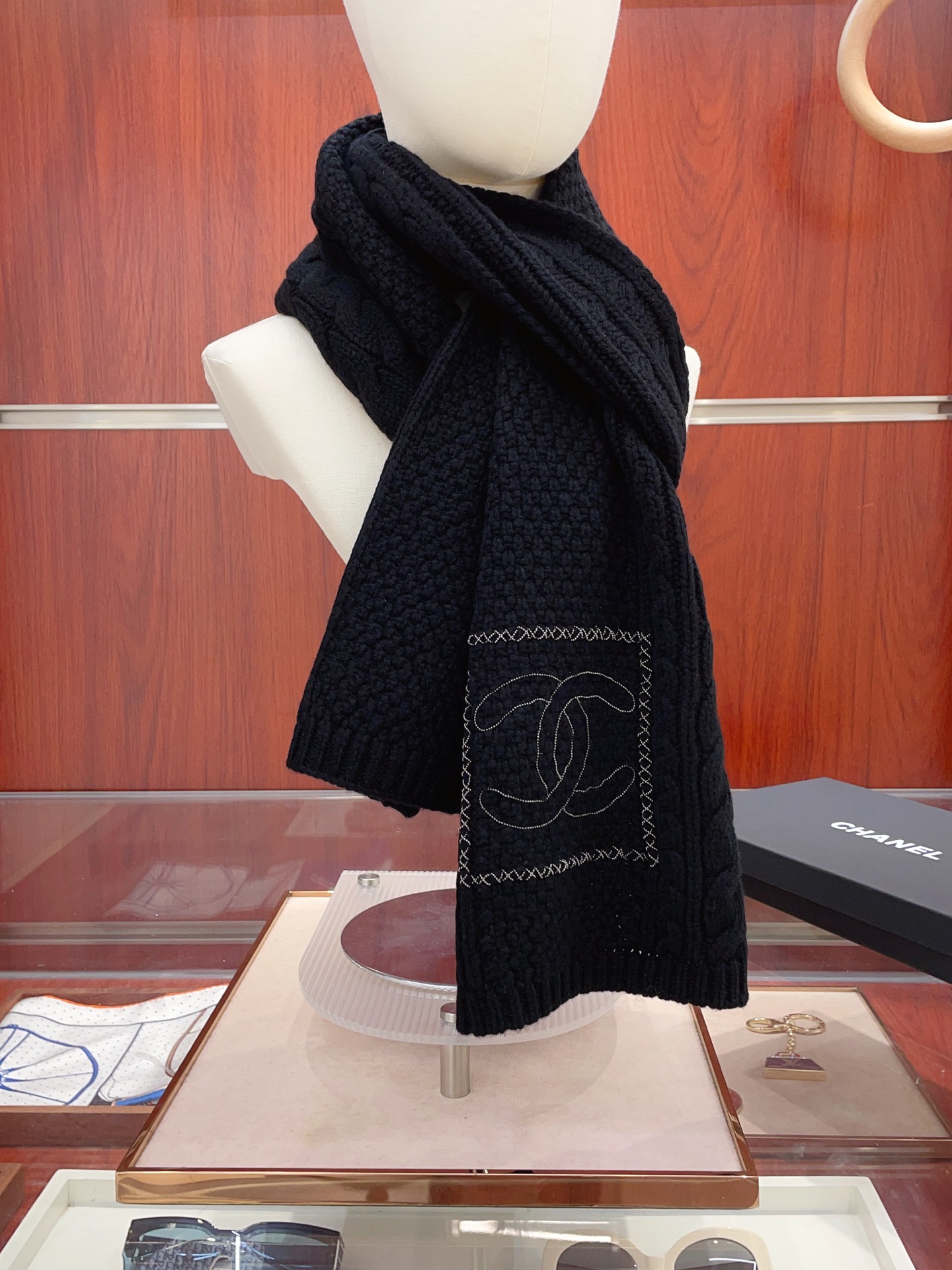NO:341119,Xiaoxiang knitted cashmere long scarf with hand-made beads, the original original is unique and beautiful, the top high-end goods [absolutely worth collecting] Xiaoxiangjia’s beautiful versatile counter is limited, it is difficult to order the top imported cashmere knit scarf for customers, the whole scarf is hand-made and customized knitted, the quality is high and the exclusive real shot is absolutely high and high!  What you see and get, super top quality goods are not waiting for anyone, special channels sell goods with one less than the other, absolutely top quality goods, any detail is the rhythm of the counter 38190 top imported cashmere, heavy recommendations for high-version scarves, high-version scarves, chanel19860909小香针织羊绒长巾搭配手工串珠顶级原单正品旷世绝美,顶级高端货【绝对值得珍藏】小香家绝美百搭款专柜限量哦有钱都很难订到顶级进口客供山羊绒针织围巾,整条围巾全部手工订制针织,品质上乘送人自用绝对高大上独家实物拍摄！所见所得,超正顶级好货不等人,特殊渠道货卖一个少一个绝对的顶级好货,任何一个细节都是专柜的节奏38190顶级进口客供山羊绒重磅推荐高版本围巾,高版本围巾,chanel,scarf