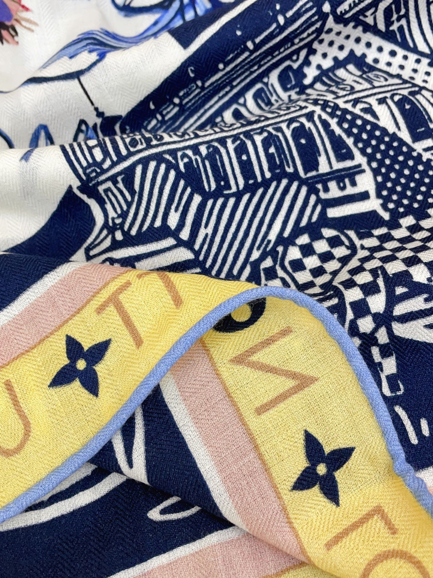 ✨✨【双面同色 丝毛款】L家羊绒新款 买了都说好看‼️推荐💕双面同色羊绒方巾‼️驴家ZG爆款🎁💟立体呈现