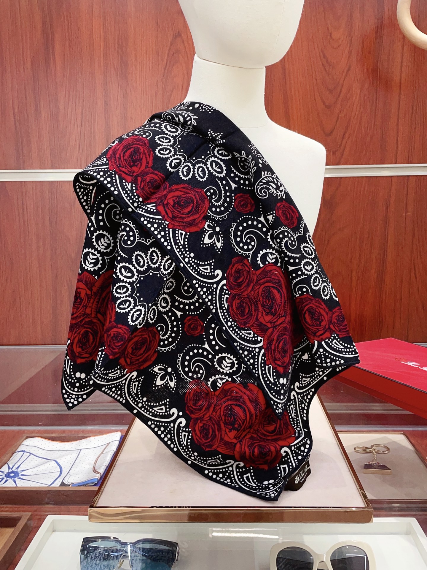 NO:339025,[Dark pattern jacquard filament style, double-sided same color] New product LP home [small square scarf] Spring and summer silk style. Switch the shape at will, small and elegant style 65*65 gold size. High-end and fashionable without being too ostentatious, very design-like!  The new series released this year~ It is really beautiful with such a design!  Must-enter!  The upper body effect is so high-end and elegant!  High-version scarf, high-version scarf, loro piana, real silk, gold19860909【暗纹提花丝毛款 双面同色】新品 LP家【小方巾】春夏真丝款 随意切换造型 ,小巧又不失优雅的款式 65*65 黄金尺寸 高级时尚又不会过于张扬,很有设计感~气质到骨子里！今年新出的系列~真的被这样的设计美！必入！上身效果简直高级优雅气质到不行！高版本围巾,高版本围巾,loro piana,real silk,gold,scarf