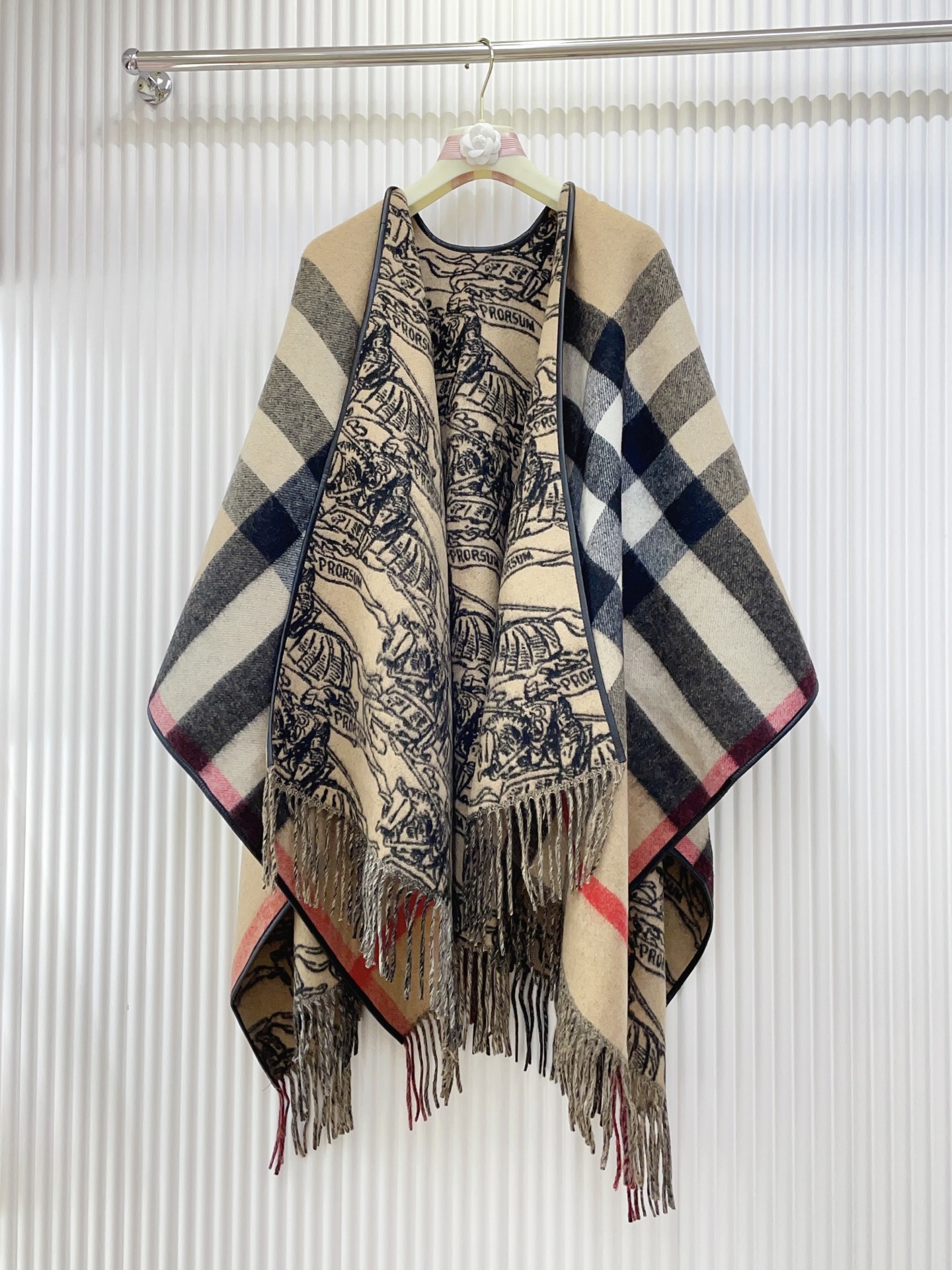 ✨✨B家史上最牛掰的,最新款骑士战马双面提花斗篷‼️经典中的经典.❗️订制出口单.全真皮包边。工艺非常考