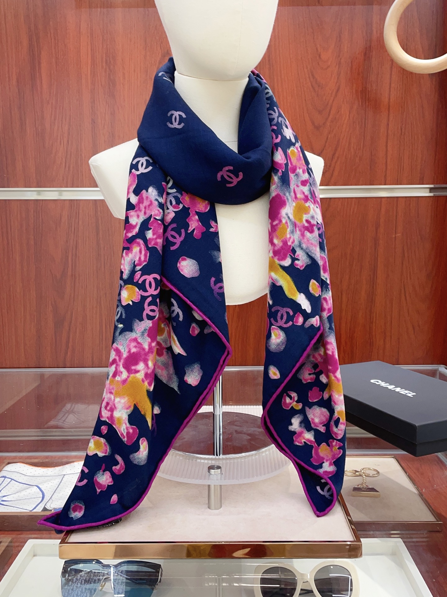 NO:342277,[Double-sided and same color, silk wool style] Xiaoxiang Cashmere square scarf recommendation to grab VIP, be sure to start quickly [High-end, love, pure cashmere, baby feels comfortable to touch, and the beauty of women is very rare. You can use it in all seasons to make people very beautiful. The upper body effect is simply beautiful. The quality is very perfect. The whole scarf gives people a big brand aura and is very exquisite and beautiful. It is definitely worth buying a new model. Once you get the real thing, you will be glad that you are a beautiful product for women. It is worth evaluating the perfect temperament and taste. Ditails' first choice VIPs. The upper size is 140*140cm.70 cashmere silk high-version scarf, high-version scarf, real silk.19860909【双面同色 丝毛款】小香 羊绒方巾抢VIP推荐 下手一定要快【高端 大爱 纯羊绒 婴儿触感舒服到飞女人尤物 货极少 四季都可以用真心美的让人非常非常心动 上身效果简直美翻了 品质非常完美 整个围巾给人大牌气场的同时又非常精致秀丽绝对值得入手的新款 实物一拿到就会庆幸自己是女人的绝美好货 值得品鉴完美气质品味Ditails首选VIP们 上尺寸140*140cm.70羊绒真丝高版本围巾,高版本围巾,real silk,scarf