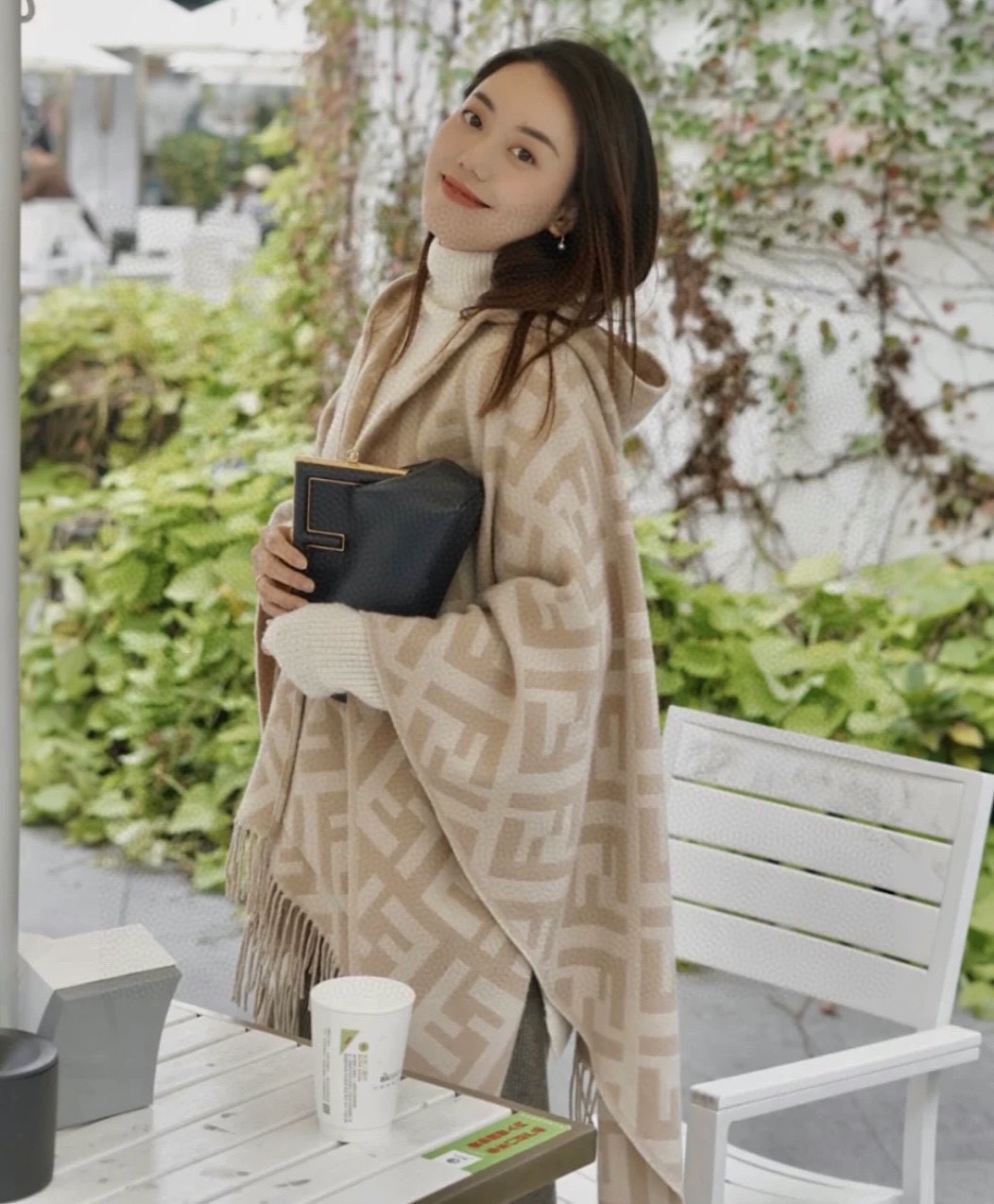 NO:341395,Synchronize the counter!  Fendi Limited Hooded Cape Shawl】High-up!  !  Made in pure cashmere!  !  This FF cloak is a new limited edition Fendi Fendi autumn and winter style!  It has a hooded design and a large pocket decoration, which is more aura!  !  !  The counter is also a new product that has just been launched!  Price w+, Fendi's cloak design makes her legs look long!  !  Can be used as cloaks, cloaks, and tops!  The styling function is very powerful!  The real thing is really great!  !  !  The process is very difficult!  !  !  The overall is also very thick and requires high raw materials!  Thick and soft!  !  !  The product information on the cloth label is consistent with the official information!  Very heavy industrial design!  !  High-version scarf, high-version scarf, fendi, fendi, shawls, hats19860909同步专柜！Fendi限量款连帽斗篷披肩】重磅！！纯羊绒打造！！此款FF披风是Fendi芬迪秋冬限量新款！有连帽的设计,还有大口袋的装饰,更具气场！！！专柜也是刚上架的新品！售价w＋,芬迪的斗篷设计非常显腿长！！可以用为披风,斗篷,上衣！造型功能很强大！实物真的很赞！！！工艺难度非常大！！！整体也很厚实,对原材料要求很高！厚而柔软！！！布标上的产品信息都是和官方信息一致的！很重工的设计！！高版本围巾,高版本围巾,fendi,fendi,shawls,hats,scarf