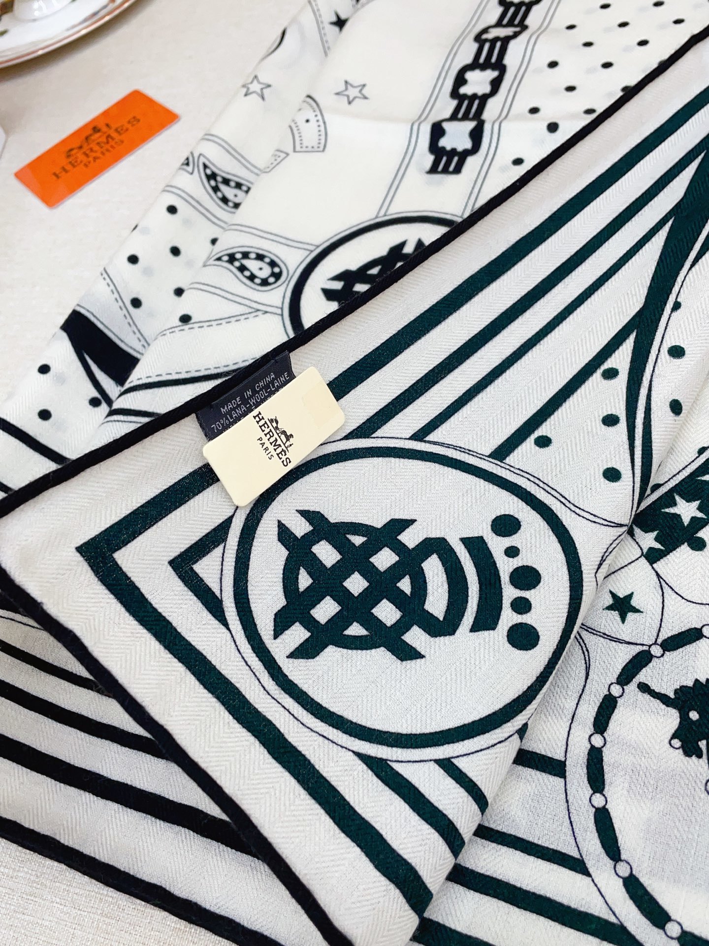 ✨✨【双面异色 丝毛款】H家羊绒新款 买了都说好看‼️推荐💕【清晨漫步 140】羊绒方巾‼️H家ZG爆款