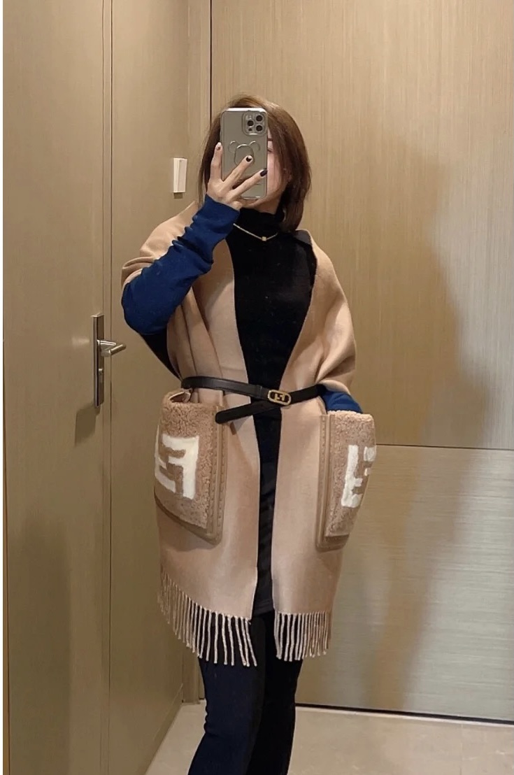 NO:581439,【Fashionable autumn and winter!  !  A must-try for element lovers!  ] Super luxurious and tasteful, FENDI’s latest pocket style pure cashmere scarf!  !  So pretty!  !  !  Fine cashmere scarf. Large solid color cashmere patch. Contrast color lining adds sophistication to the look!  !  Clothing that maximizes improvement!  Sisters who are good at matching must know that this kind of design can greatly enhance the style of autumn and winter wear!  No matter your body shape or temperament, this design is a powerful tool to quickly and maximize your clothing!  Dimensions: 45cm*210cm cashmere scarf with pocket design!  !  One color. High version scarf, high version scarf, fendi19860909【时髦秋冬季！！元素爱好者必入！】 超级奢华有品味,FENDI 最新口袋款纯羊绒围巾！！好看死了！！！羊绒精细围巾.大号纯色羊绒贴饰.撞色内里为造型增加精致感！！最大化提升的衣品！会搭配的姐妹一定懂,这样的设计在秋冬季穿搭上很能提升造型气场！无论身材,气质,这种设计,是快速也是最大化提升衣品的利器！尺寸规格45cm*210cm口袋设计羊绒围巾！！一个色.高版本围巾,高版本围巾,fendi,scarf