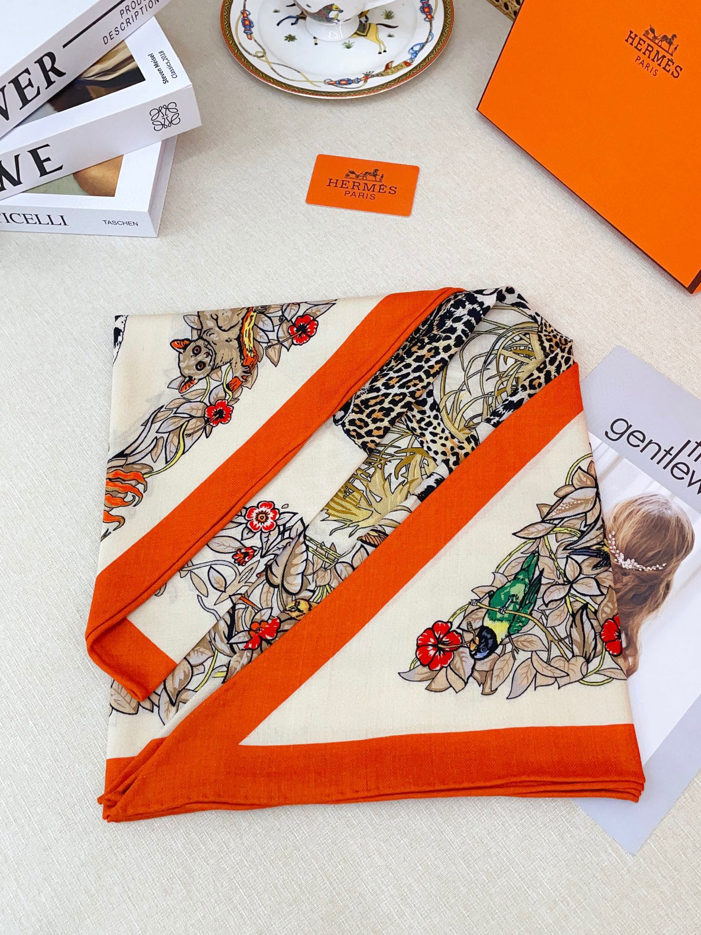 ✨✨【加厚丝毛款 双面同色】上新💏顶级H家专柜最新款【丛林之爱 大三角巾】多功能三角巾 🎀🎀，色彩明丽，