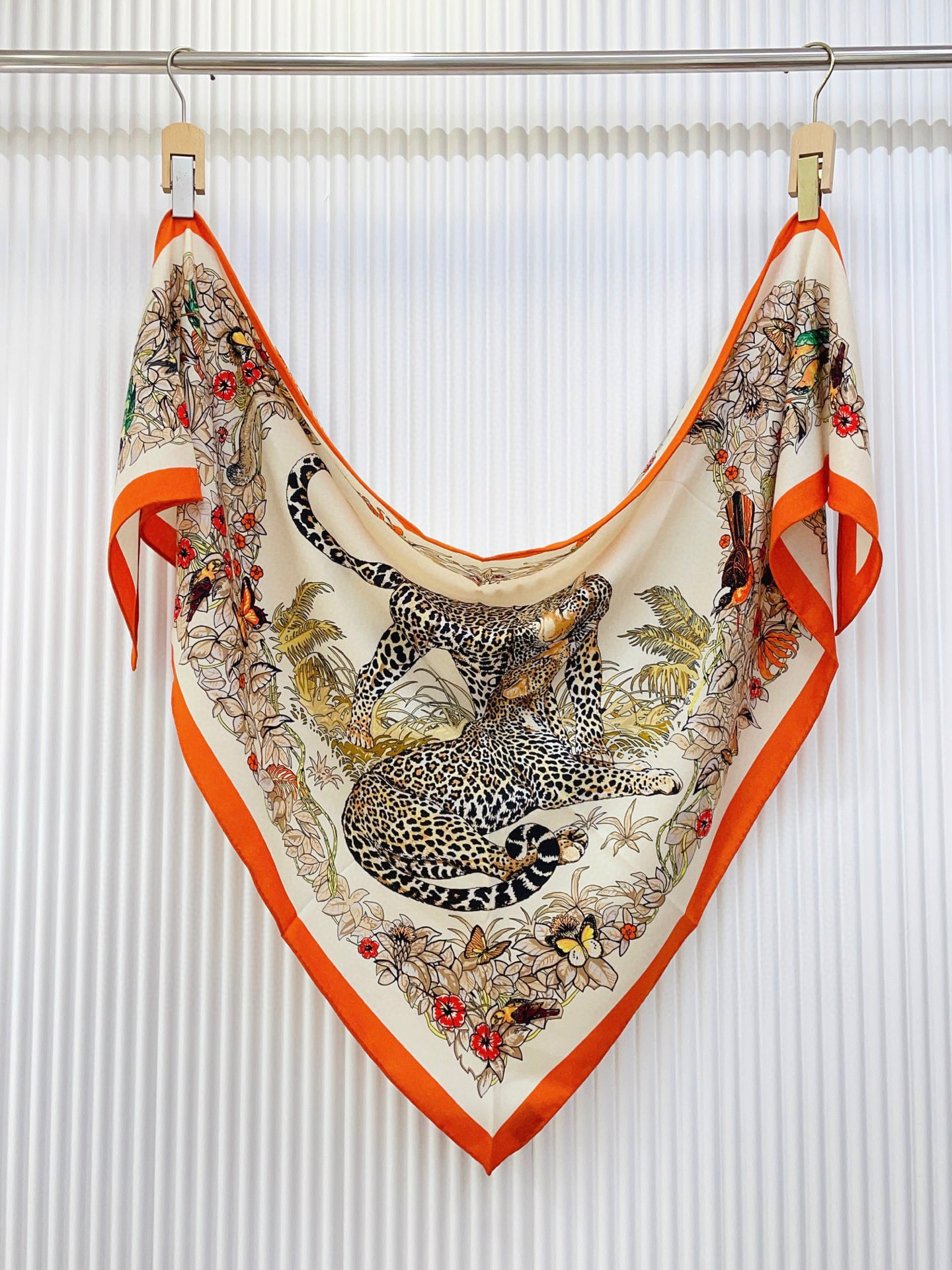 ✨✨【加厚丝毛款 双面同色】上新💏顶级H家专柜最新款【丛林之爱 大三角巾】多功能三角巾 🎀🎀，色彩明丽，