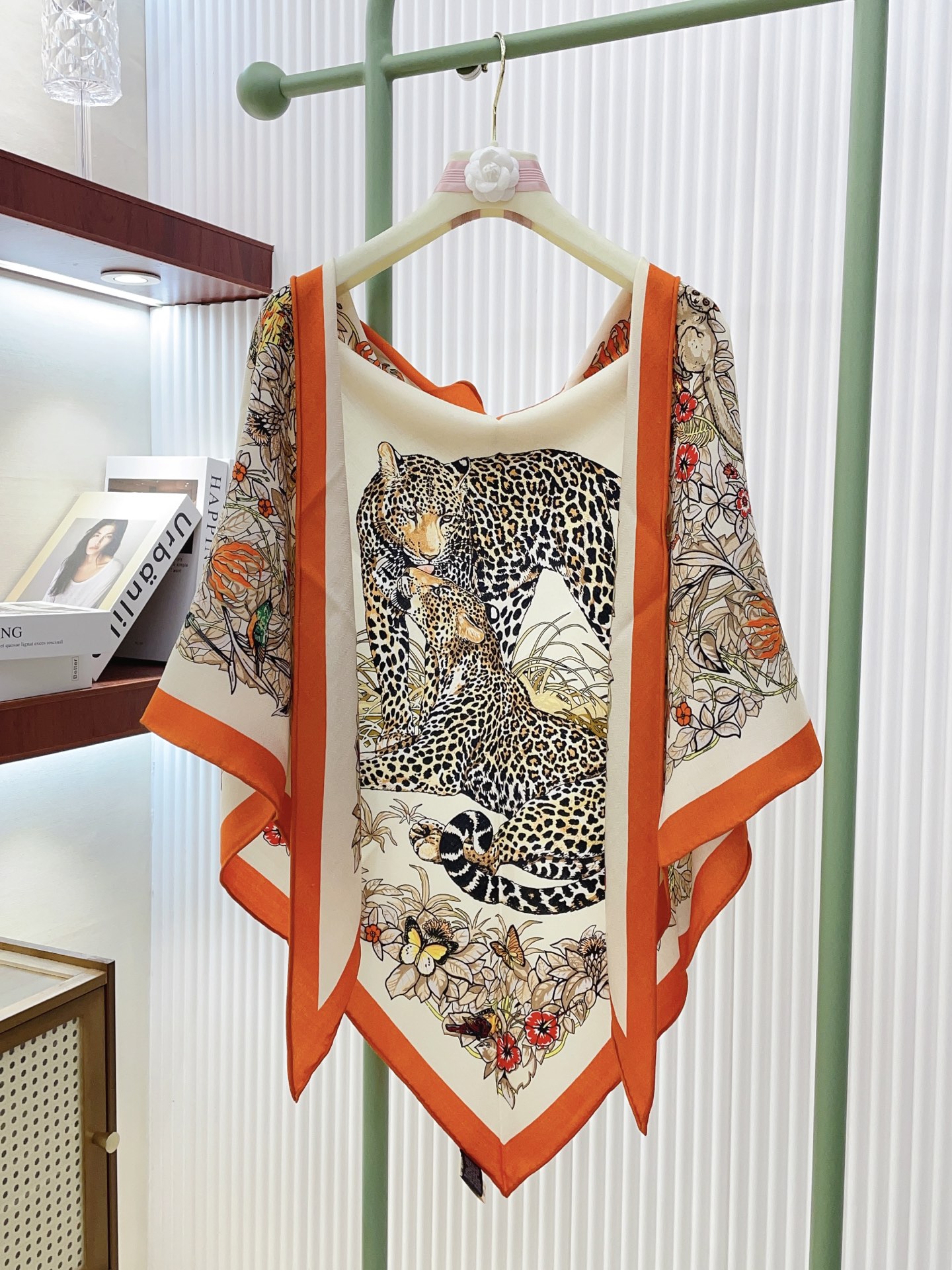 ✨✨【加厚丝毛款 双面同色】上新💏顶级H家专柜最新款【丛林之爱 大三角巾】多功能三角巾 🎀🎀，色彩明丽，