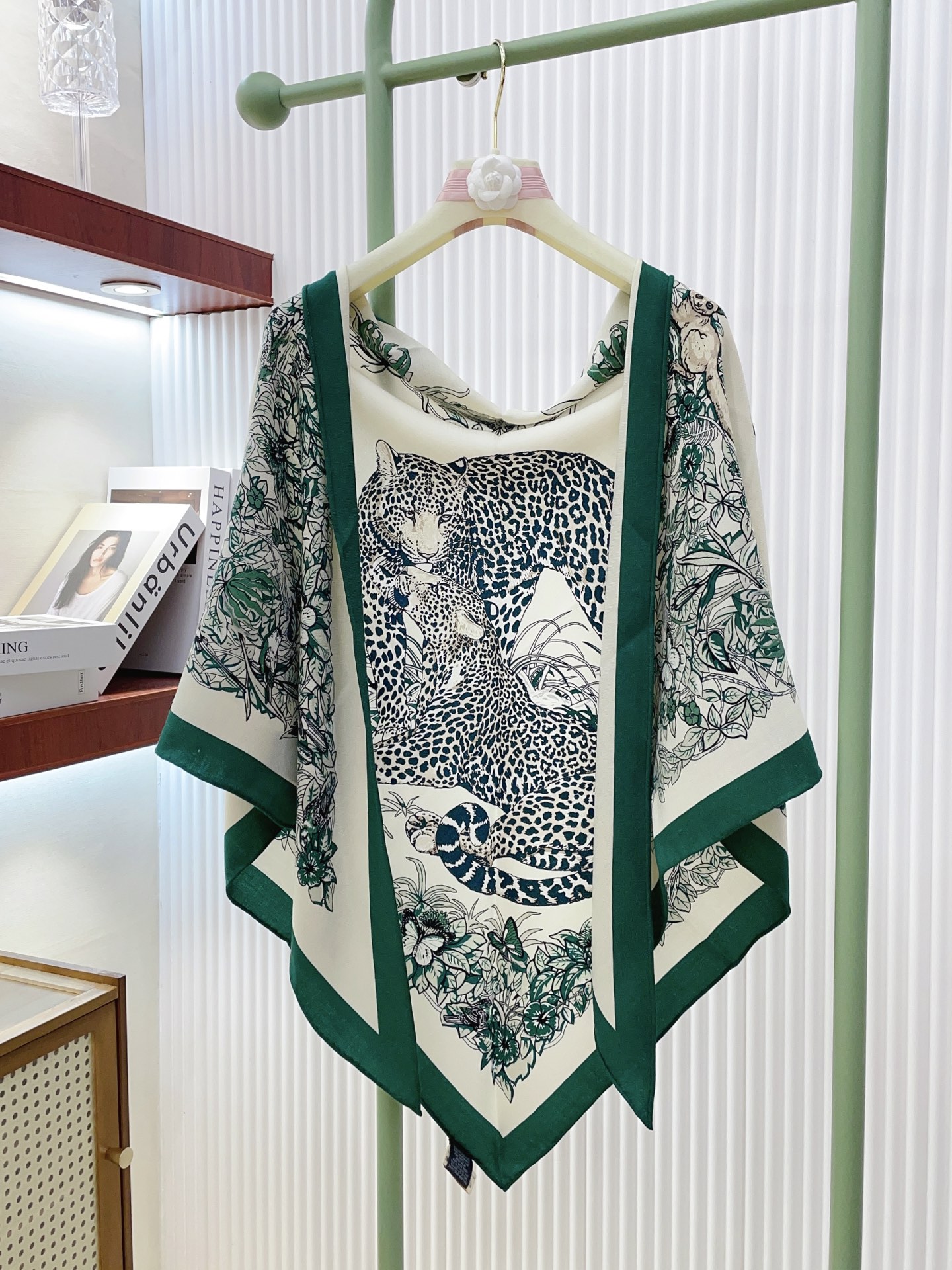 ✨✨【加厚丝毛款 双面同色】上新💏顶级H家专柜最新款【丛林之爱 大三角巾】多功能三角巾 🎀🎀，色彩明丽，