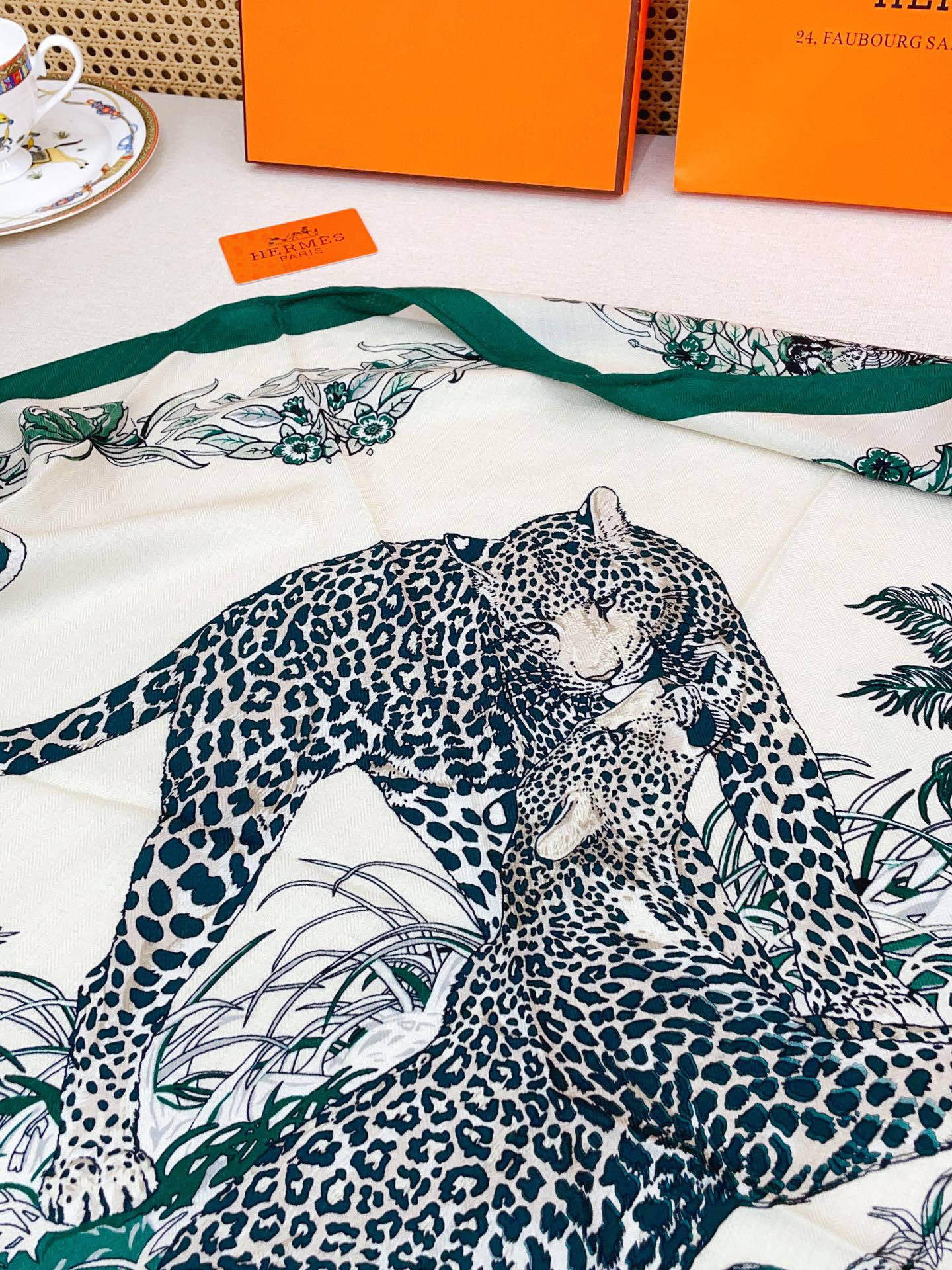 ✨✨【加厚丝毛款 双面同色】上新💏顶级H家专柜最新款【丛林之爱 大三角巾】多功能三角巾 🎀🎀，色彩明丽，