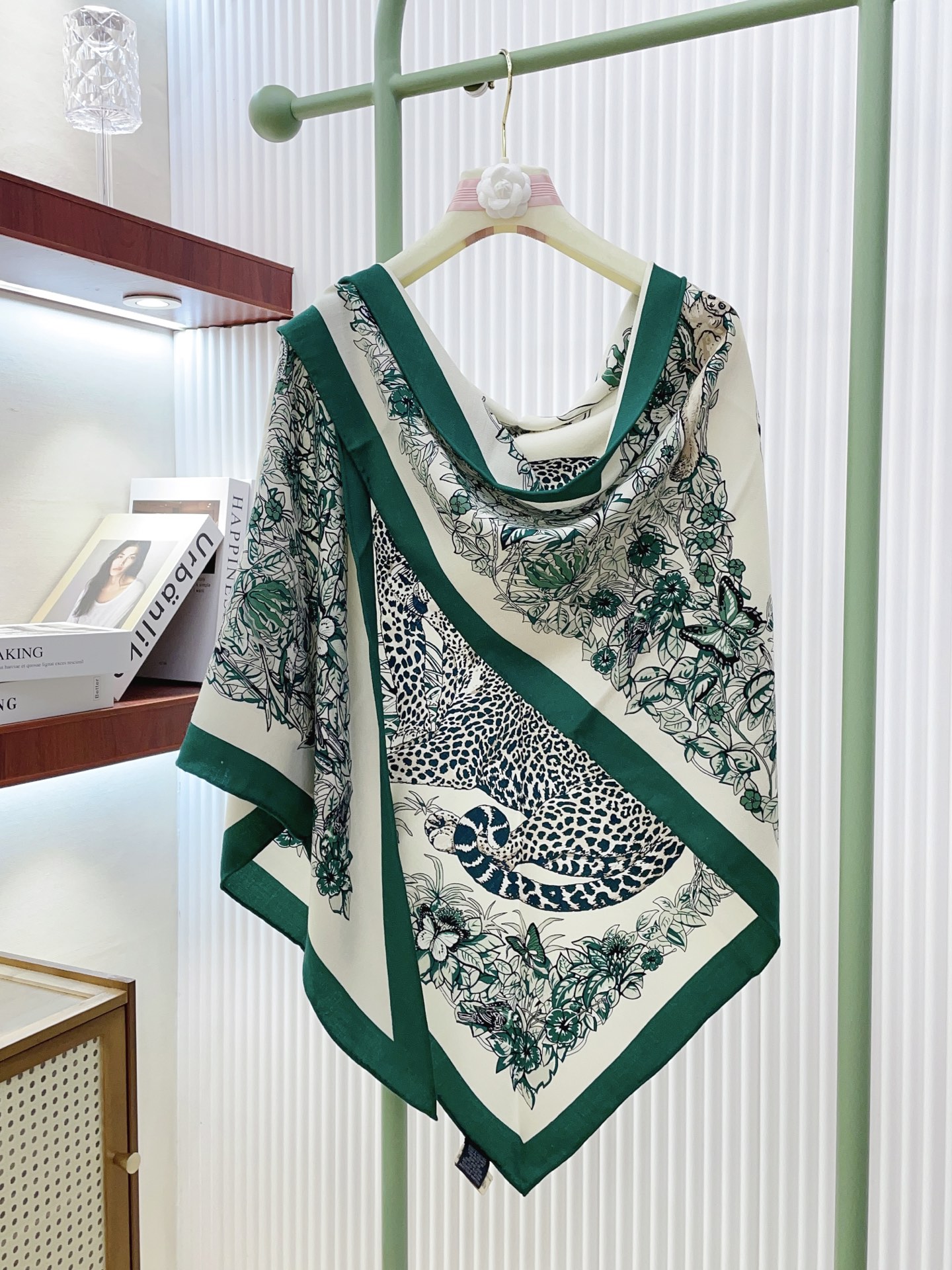 ✨✨【加厚丝毛款 双面同色】上新💏顶级H家专柜最新款【丛林之爱 大三角巾】多功能三角巾 🎀🎀，色彩明丽，