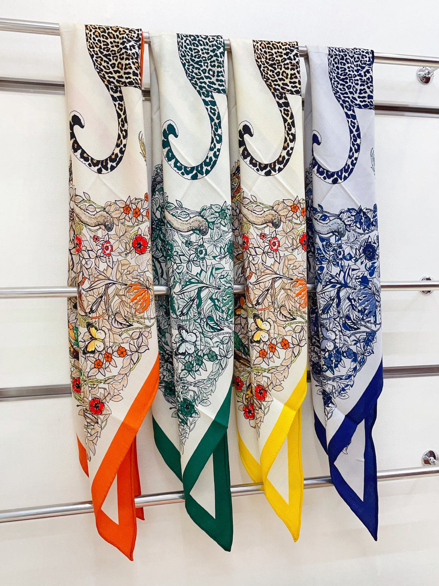 ✨✨【加厚丝毛款 双面同色】上新💏顶级H家专柜最新款【丛林之爱 大三角巾】多功能三角巾 🎀🎀，色彩明丽，