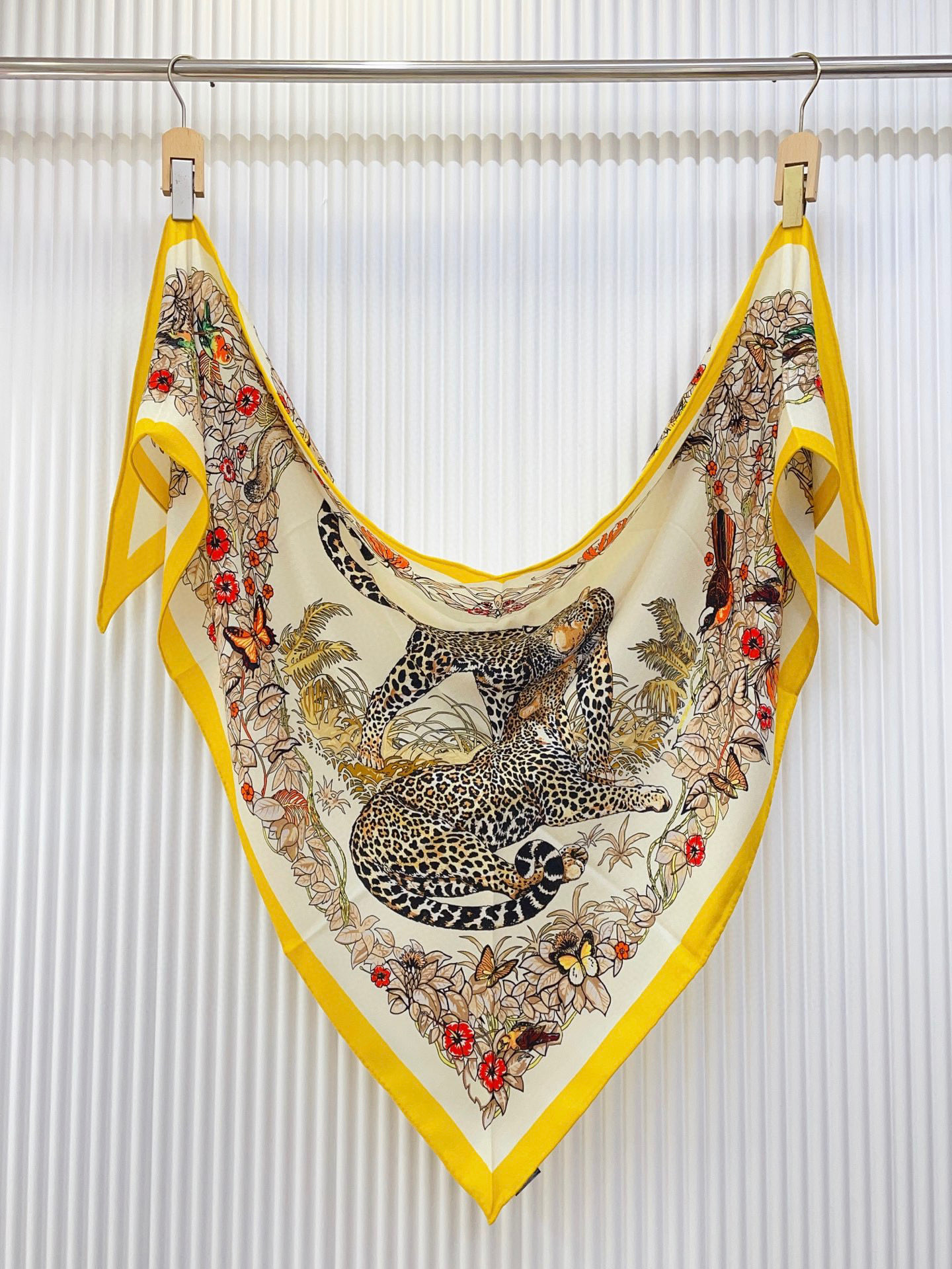 ✨✨【加厚丝毛款 双面同色】上新💏顶级H家专柜最新款【丛林之爱 大三角巾】多功能三角巾 🎀🎀，色彩明丽，