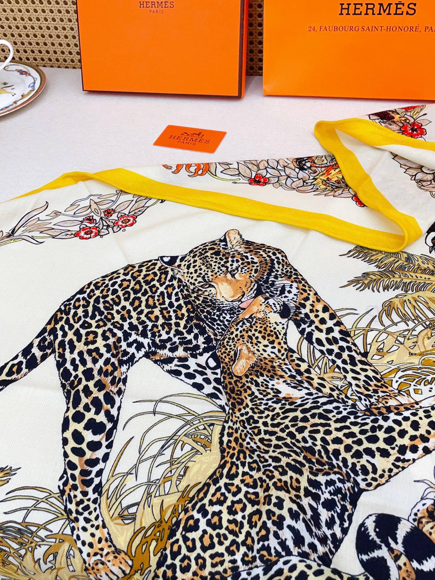 ✨✨【加厚丝毛款 双面同色】上新💏顶级H家专柜最新款【丛林之爱 大三角巾】多功能三角巾 🎀🎀，色彩明丽，