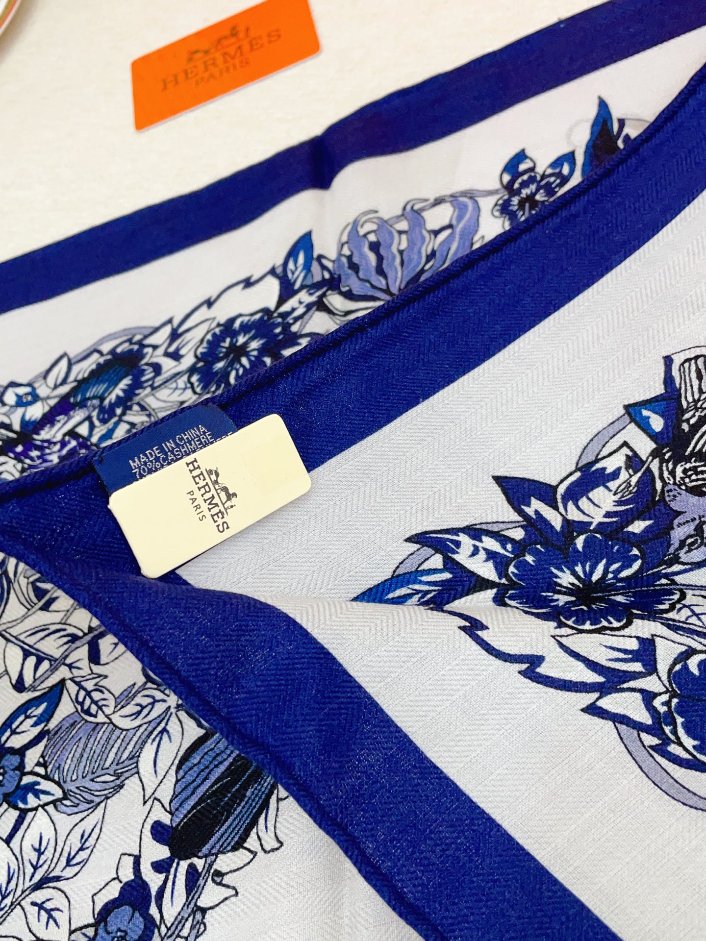 ✨✨【加厚丝毛款 双面同色】上新💏顶级H家专柜最新款【丛林之爱 大三角巾】多功能三角巾 🎀🎀，色彩明丽，