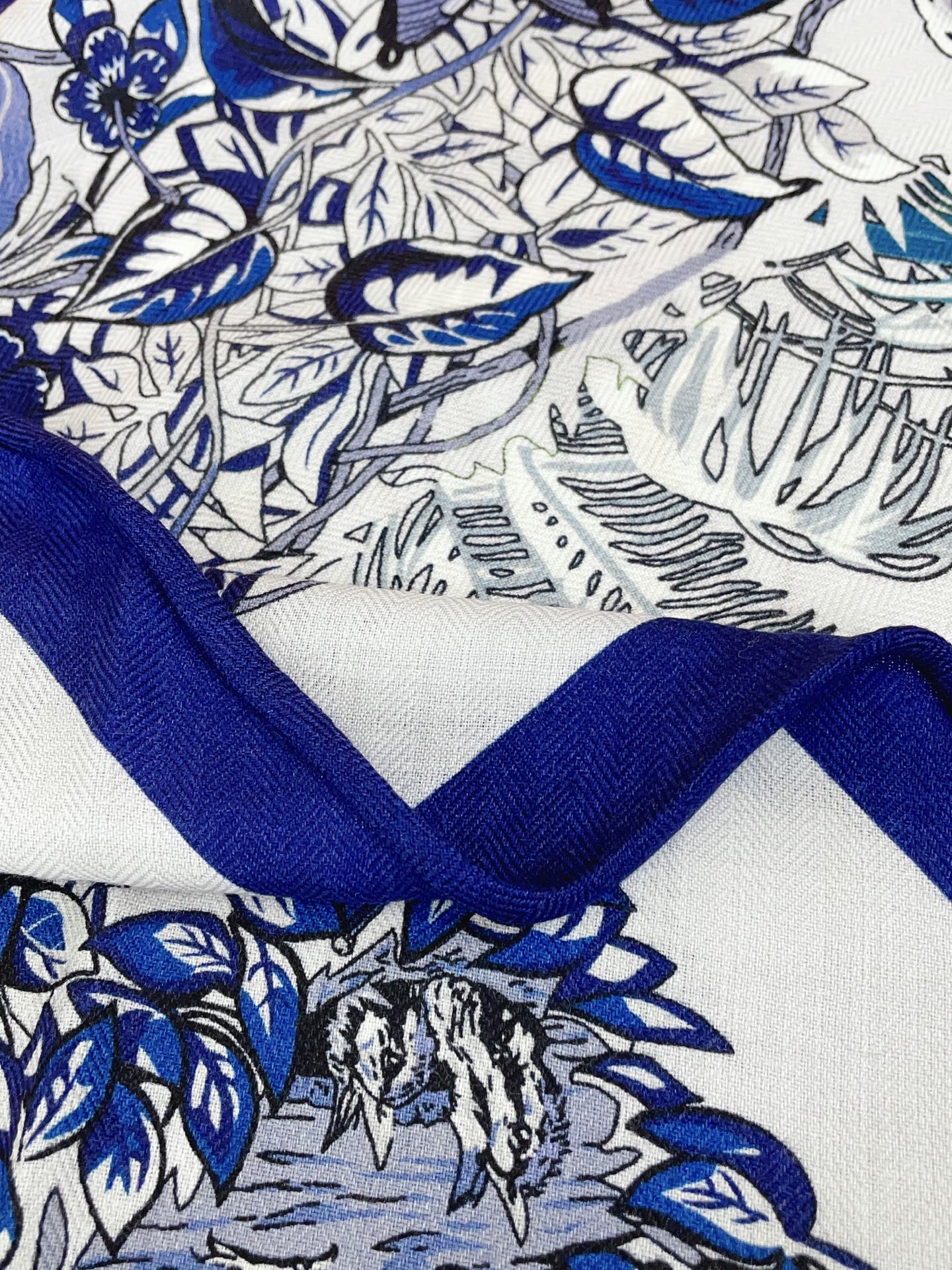 ✨✨【加厚丝毛款 双面同色】上新💏顶级H家专柜最新款【丛林之爱 大三角巾】多功能三角巾 🎀🎀，色彩明丽，