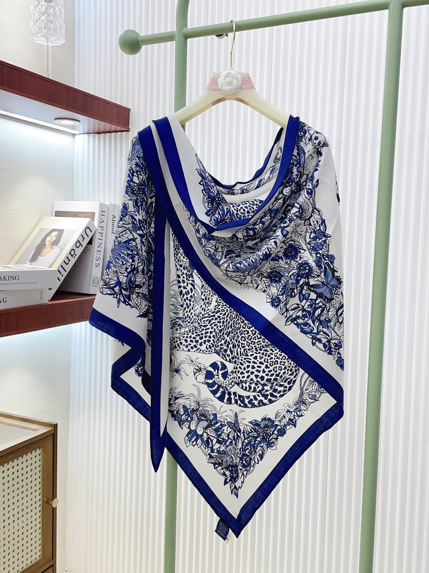 ✨✨【加厚丝毛款 双面同色】上新💏顶级H家专柜最新款【丛林之爱 大三角巾】多功能三角巾 🎀🎀，色彩明丽，