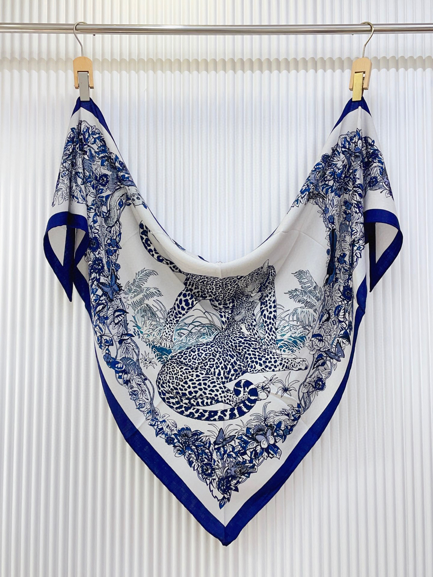 ✨✨【加厚丝毛款 双面同色】上新💏顶级H家专柜最新款【丛林之爱 大三角巾】多功能三角巾 🎀🎀，色彩明丽，