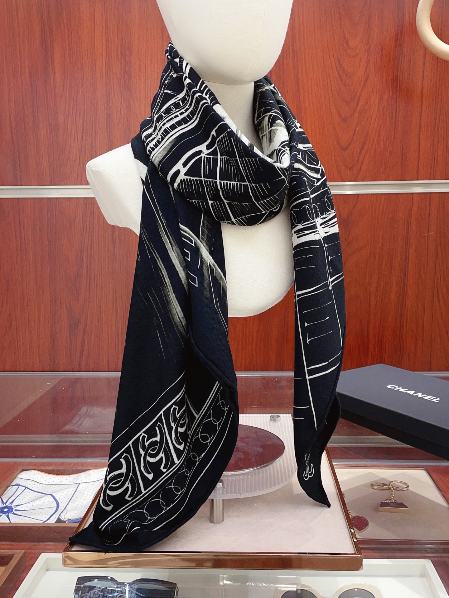 NO:341398,[Double-sided and same color, silk wool style] Xiaoxiang Cashmere square scarf recommendation to grab VIP, be sure to start quickly [High-end, love, pure cashmere, baby feels comfortable to touch, and the beauty of women is very rare. You can use it in all seasons to make people very beautiful. The upper body effect is simply beautiful. The quality is very perfect. The whole scarf gives people a big brand aura and is very exquisite and beautiful. It is definitely worth buying a new model. Once you get the real thing, you will be glad that you are a beautiful product for women. It is worth evaluating the perfect temperament and taste. Ditails' first choice VIPs. The upper size is 140*140cm.70 cashmere silk high-version scarf, high-version scarf, real silk.19860909【双面同色 丝毛款】小香 羊绒方巾抢VIP推荐 下手一定要快【高端 大爱 纯羊绒 婴儿触感舒服到飞女人尤物 货极少 四季都可以用真心美的让人非常非常心动 上身效果简直美翻了 品质非常完美 整个围巾给人大牌气场的同时又非常精致秀丽绝对值得入手的新款 实物一拿到就会庆幸自己是女人的绝美好货 值得品鉴完美气质品味Ditails首选VIP们 上尺寸140*140cm.70羊绒真丝高版本围巾,高版本围巾,real silk,scarf