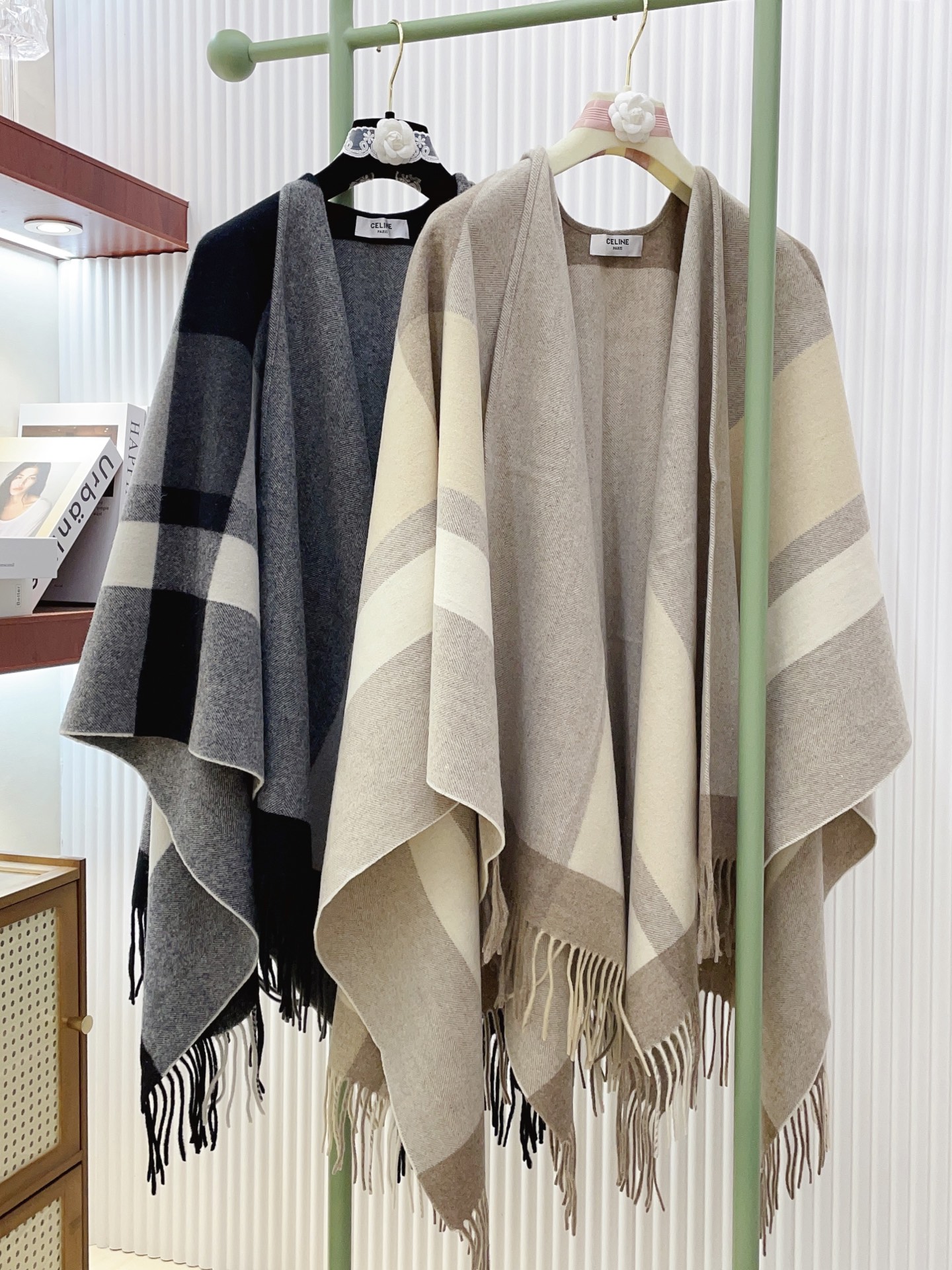 NO:341847,Recommended by Zhenpin, [Sync Counter!  Striped fabric patterned silk wool cape shawl!  !  】New autumn and winter style!  Recommended price for your mother!  The styling function is very powerful!  The real thing is really great!  !  !  Very fine, the fabric is soft and light, real materials, things, and how much does it cost on the cabinet. Everyone knows that this cloak is super stylish with long boots, and it combines comfort and warmth. It is an excellent item suitable for wearing in the cold season. Select the softest cashmere wool raw material, ingeniously blending with pure handmade striped design. Material: * high-end scarf, high-end scarf, boots, shawls19860909臻品推荐,【同步专柜！条纹面料图案丝毛斗篷披肩！！】秋冬新款！亲妈价格给力推荐！造型功能很强大！实物真的很赞！！！特别精细,面料柔软轻盈, 真材实料,东西,柜上多少钱一条大家都知道,这款斗篷配上长筒靴超带范儿,舒适性与保暖性于一体,是适合寒冷时节穿着的绝佳单品.甄选最为柔软 羊绒羊毛原料,匠心融入纯手工打造的条纹设计.材质:*高版本围巾,高版本围巾,boots,shawls,scarf