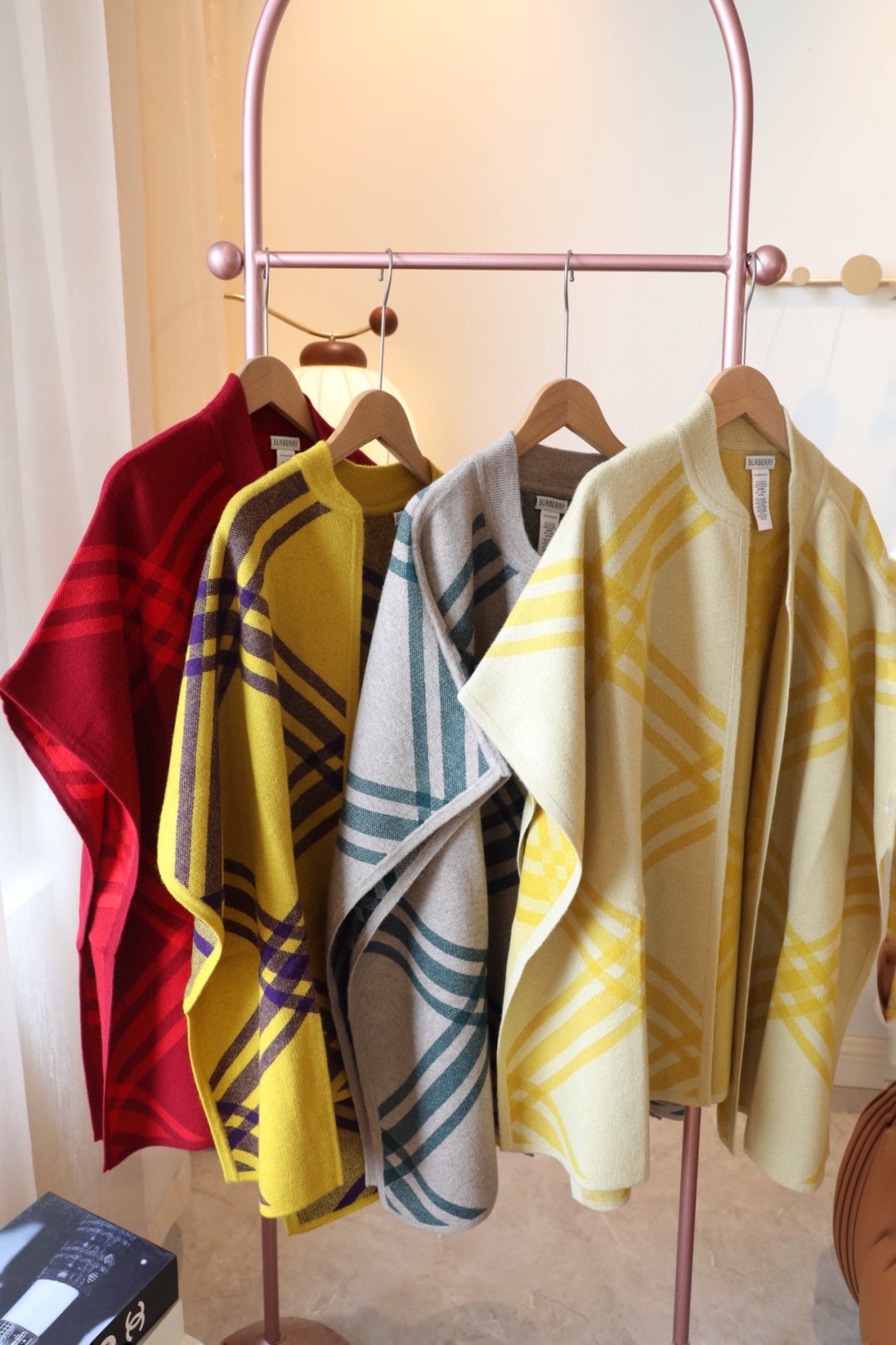 ✨✨专柜官网同步发售！B家限量款斗篷披肩重磅！！满满的都是细节打造！！此款B格披风是巴宝莉秋冬限量新款！