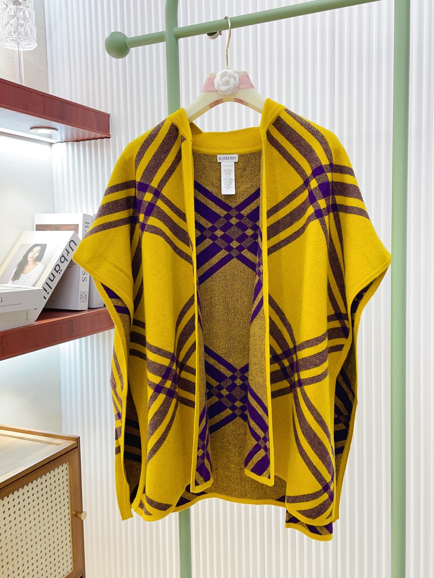 ✨✨专柜官网同步发售!B家限量款斗篷披肩重磅!!满满的都是细节打造!!此款B格披风是巴宝莉秋冬限量新款!