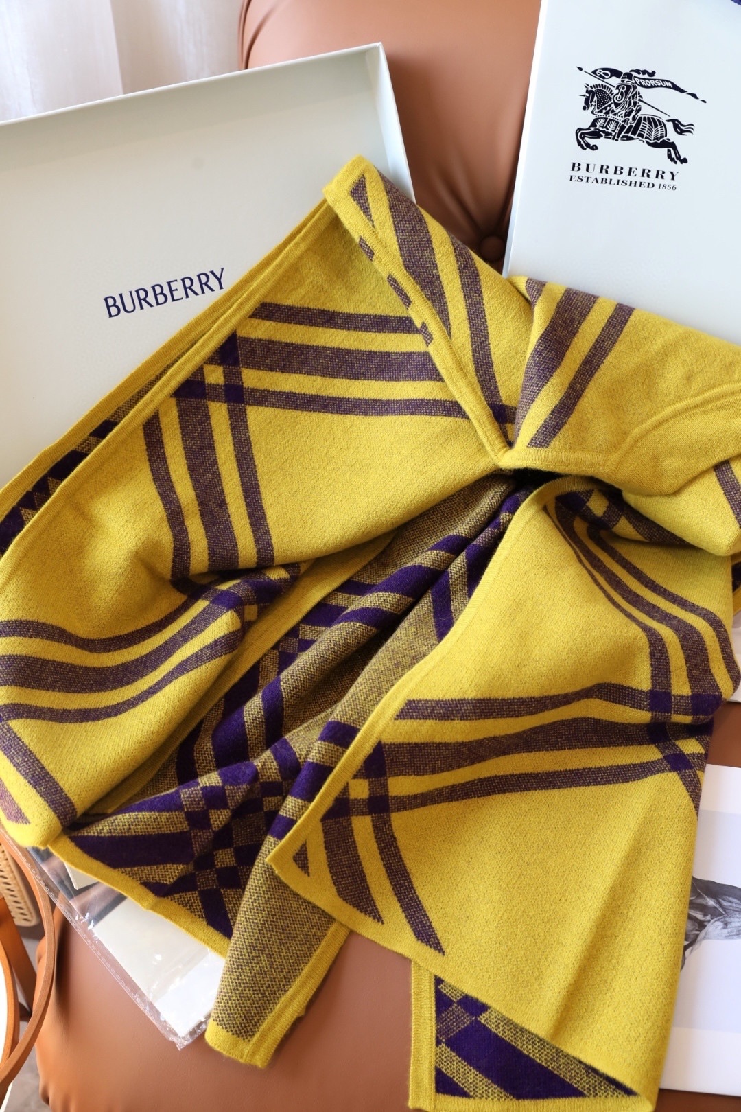 ✨✨专柜官网同步发售!B家限量款斗篷披肩重磅!!满满的都是细节打造!!此款B格披风是巴宝莉秋冬限量新款!