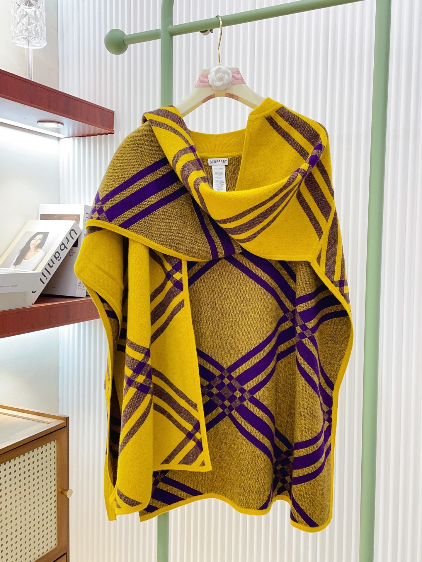 ✨✨专柜官网同步发售!B家限量款斗篷披肩重磅!!满满的都是细节打造!!此款B格披风是巴宝莉秋冬限量新款!