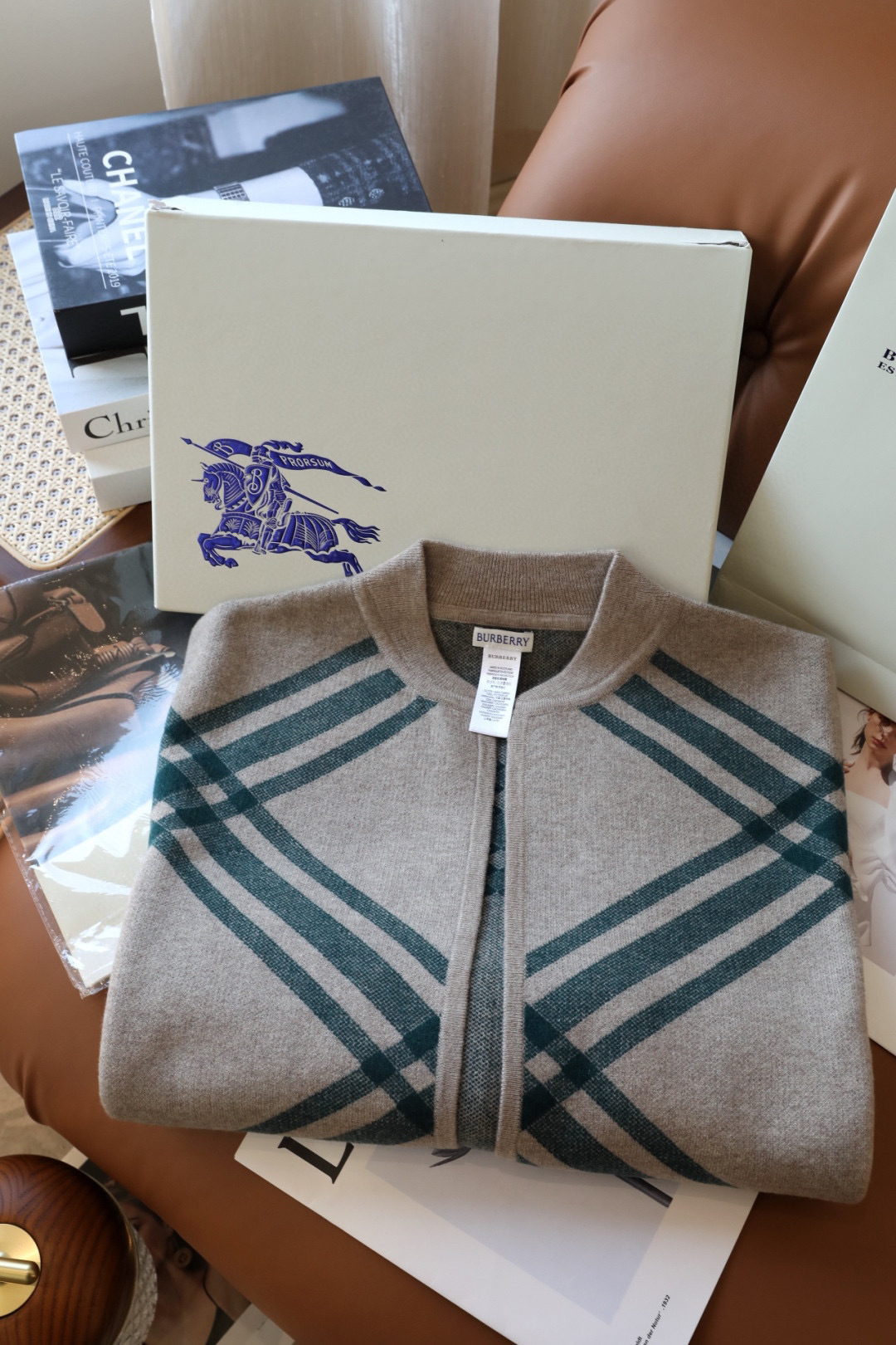 ✨✨专柜官网同步发售!B家限量款斗篷披肩重磅!!满满的都是细节打造!!此款B格披风是巴宝莉秋冬限量新款!