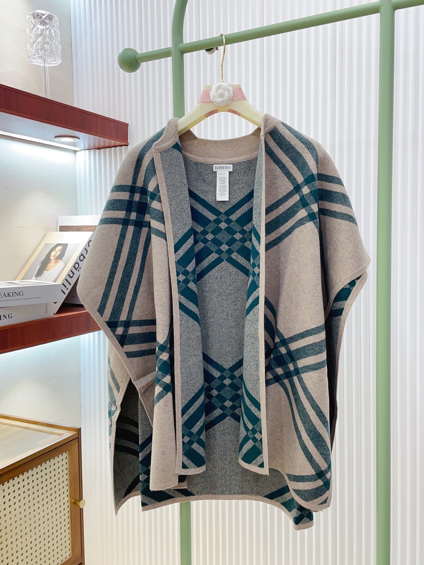 ✨✨专柜官网同步发售!B家限量款斗篷披肩重磅!!满满的都是细节打造!!此款B格披风是巴宝莉秋冬限量新款!