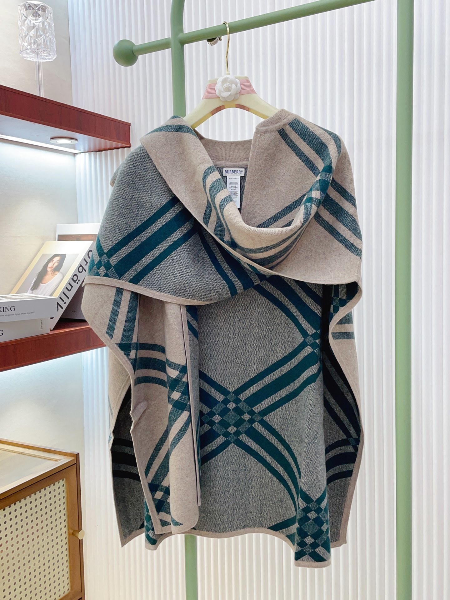 ✨✨专柜官网同步发售!B家限量款斗篷披肩重磅!!满满的都是细节打造!!此款B格披风是巴宝莉秋冬限量新款!