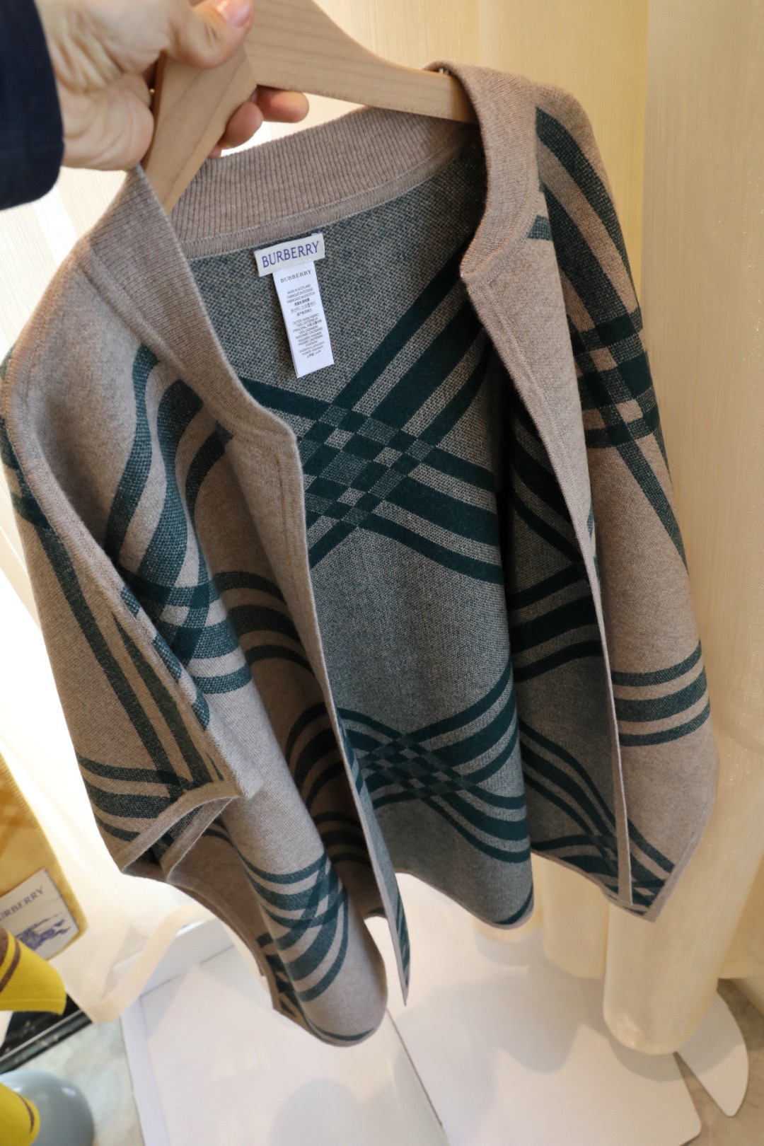 ✨✨专柜官网同步发售!B家限量款斗篷披肩重磅!!满满的都是细节打造!!此款B格披风是巴宝莉秋冬限量新款!