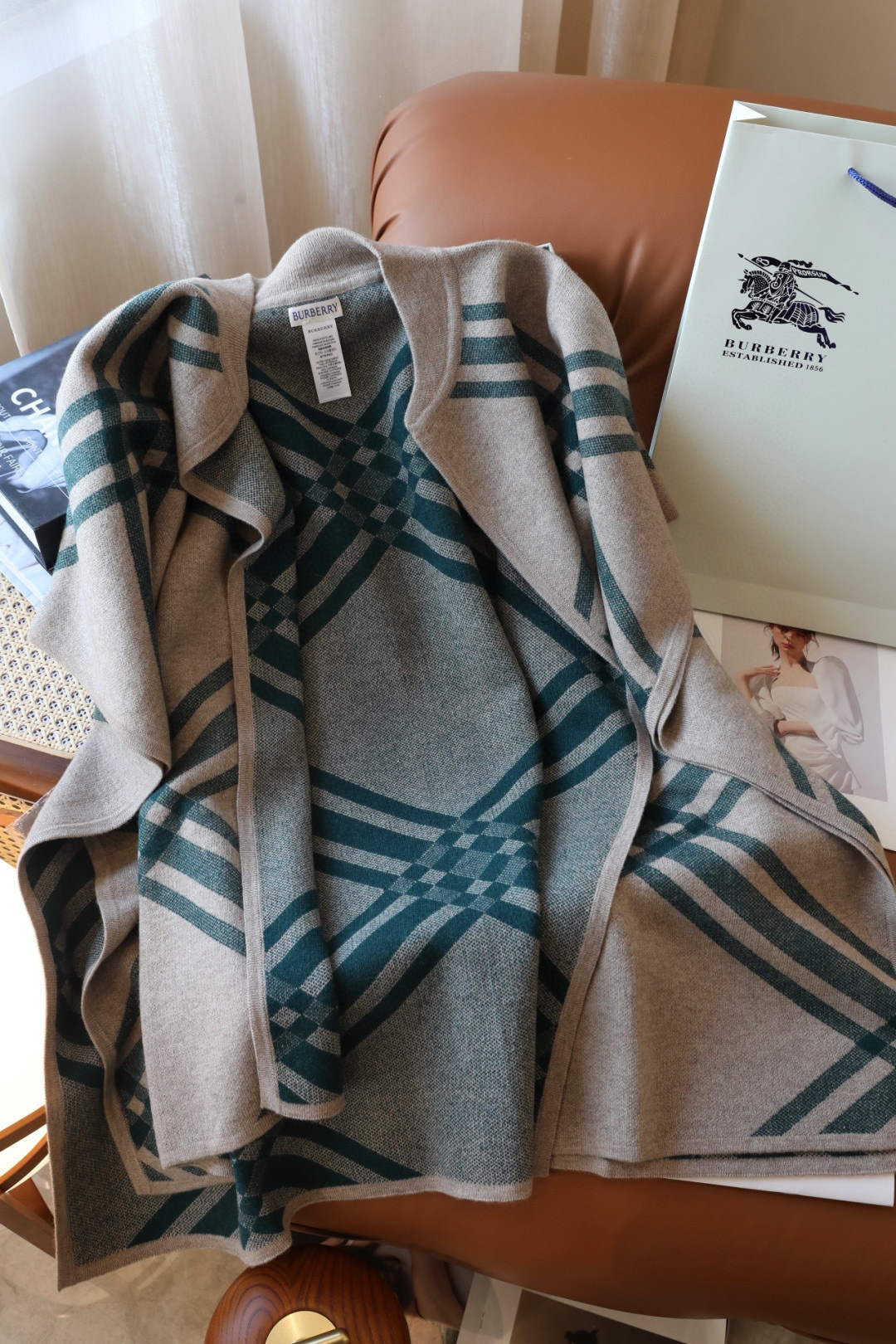 ✨✨专柜官网同步发售!B家限量款斗篷披肩重磅!!满满的都是细节打造!!此款B格披风是巴宝莉秋冬限量新款!