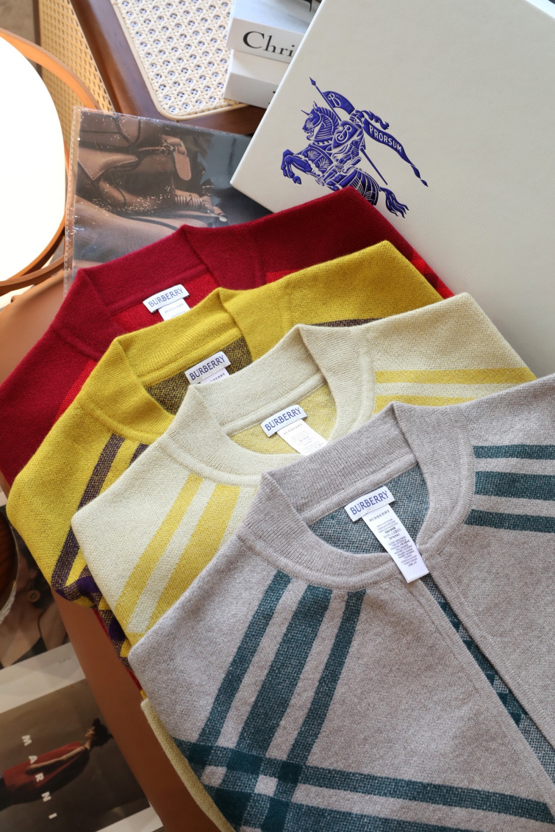 ✨✨专柜官网同步发售！B家限量款斗篷披肩重磅！！满满的都是细节打造！！此款B格披风是巴宝莉秋冬限量新款！