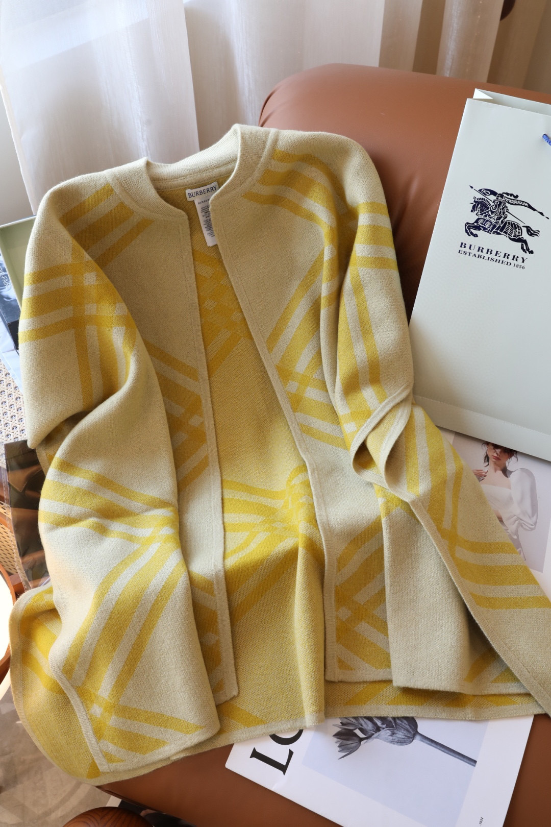 ✨✨专柜官网同步发售!B家限量款斗篷披肩重磅!!满满的都是细节打造!!此款B格披风是巴宝莉秋冬限量新款!