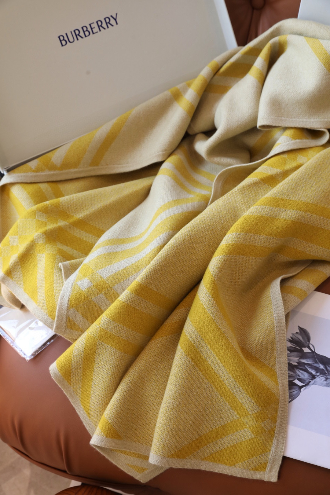 ✨✨专柜官网同步发售!B家限量款斗篷披肩重磅!!满满的都是细节打造!!此款B格披风是巴宝莉秋冬限量新款!