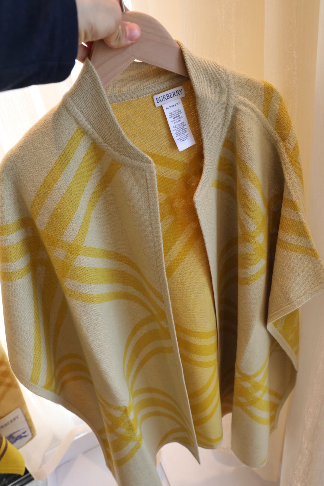 ✨✨专柜官网同步发售!B家限量款斗篷披肩重磅!!满满的都是细节打造!!此款B格披风是巴宝莉秋冬限量新款!