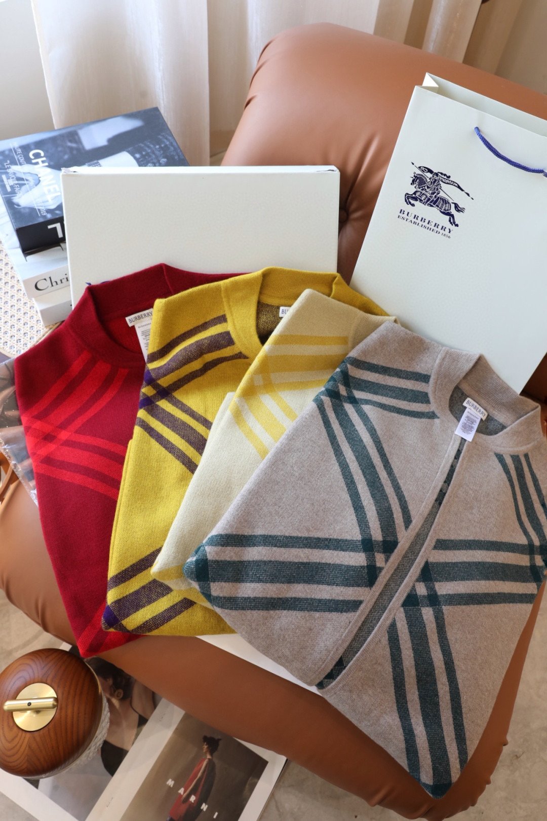 ✨✨专柜官网同步发售！B家限量款斗篷披肩重磅！！满满的都是细节打造！！此款B格披风是巴宝莉秋冬限量新款！