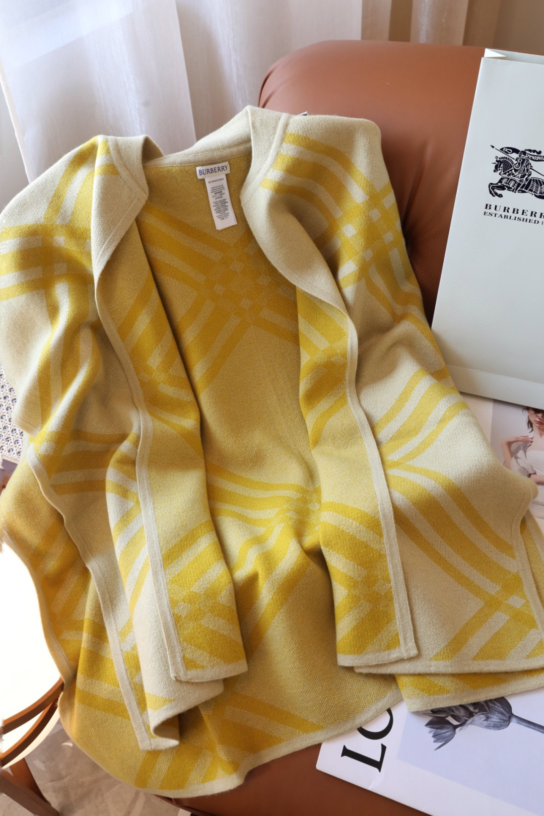 ✨✨专柜官网同步发售!B家限量款斗篷披肩重磅!!满满的都是细节打造!!此款B格披风是巴宝莉秋冬限量新款!