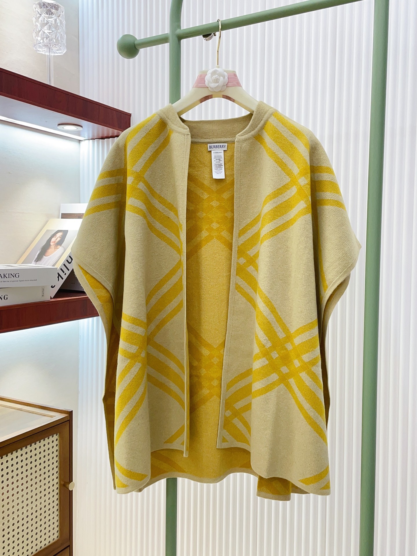 ✨✨专柜官网同步发售!B家限量款斗篷披肩重磅!!满满的都是细节打造!!此款B格披风是巴宝莉秋冬限量新款!