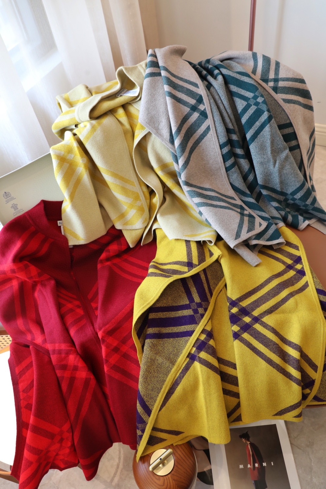 NO:340165,The counter official website will be released simultaneously!  B's limited edition cape shawl is heavy!  !  Full of details!  !  This B-platform cape is a new limited edition Burberry autumn and winter style!  Add the iconic tiled lattice design to make it more aura!  !  !  The counter is also a new product that has just been launched!  The cloak design makes your legs look long!  !  Can be used as cloaks, cloaks, and tops!  The styling function is very powerful!  The real thing is really great!  !  !  The process is very difficult!  !  !  The overall is also very thick and requires high raw materials!  Thick and soft!  !  !  The product information on the cloth label is consistent with the official information!  Very heavy industrial design!  !  Size size material wool high-version scarf, high-version scarf, burberry, shawls19860909专柜官网同步发售！B家限量款斗篷披肩重磅！！满满的都是细节打造！！此款B格披风是巴宝莉秋冬限量新款！添加标志性斜格子设计,更具气场！！！专柜也是刚上架的新品！斗篷设计非常显腿长！！可以用为披风,斗篷,上衣！造型功能很强大！实物真的很赞！！！工艺难度非常大！！！整体也很厚实,对原材料要求很高！厚而柔软！！！布标上的产品信息都是和官方信息一致的！很重工的设计！！尺寸均码材质羊毛高版本围巾,高版本围巾,burberry,shawls,scarf