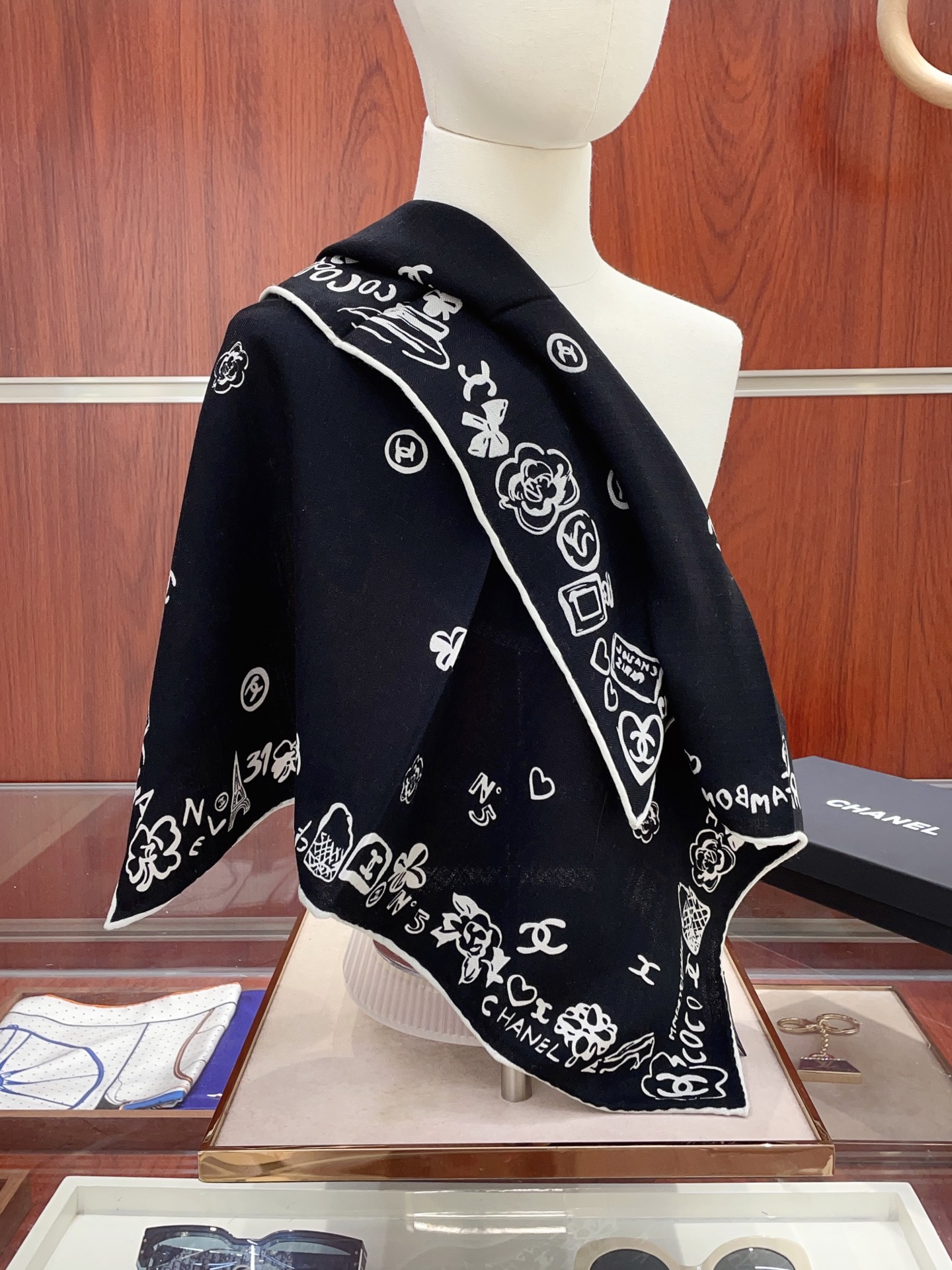 NO:340082,[Silk wool style, double-sided and same color] New Xiaoxiangjia [small square scarf] Autumn and winter silk wool style, switch the shape at will, small and elegant style 60*60 gold size, high-end and fashionable without being too ostentatious, very design-like!  The new series released this year~ It is really beautiful with such a design!  Must-enter!  The upper body effect is so high-end and elegant!  High-version scarf, high-version scarf, chanel, gold19860909【丝毛款 双面同色】新品小香家【小方巾】秋冬丝毛款 随意切换造型 ,小巧又不失优雅的款式 60*60 黄金尺寸 高级时尚又不会过于张扬,很有设计感~气质到骨子里！今年新出的系列~真的被这样的设计美！必入！上身效果简直高级优雅气质到不行！高版本围巾,高版本围巾,chanel,gold,scarf