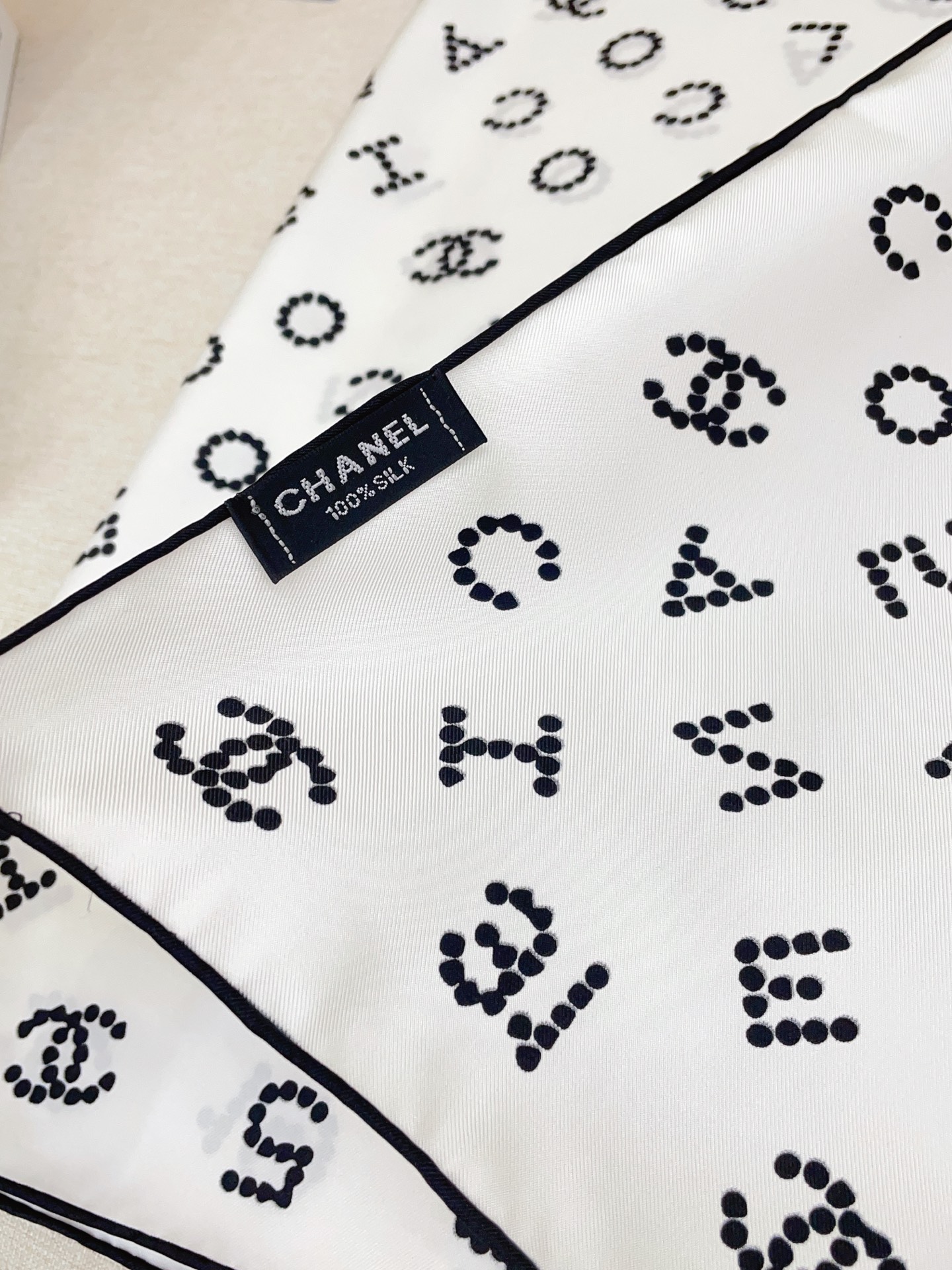 ✨✨【18姆米 双面同色】新款CH【黑白字母图案】‼️美翻了[流泪]御用殿堂级极品‼️经典元素图案设计风