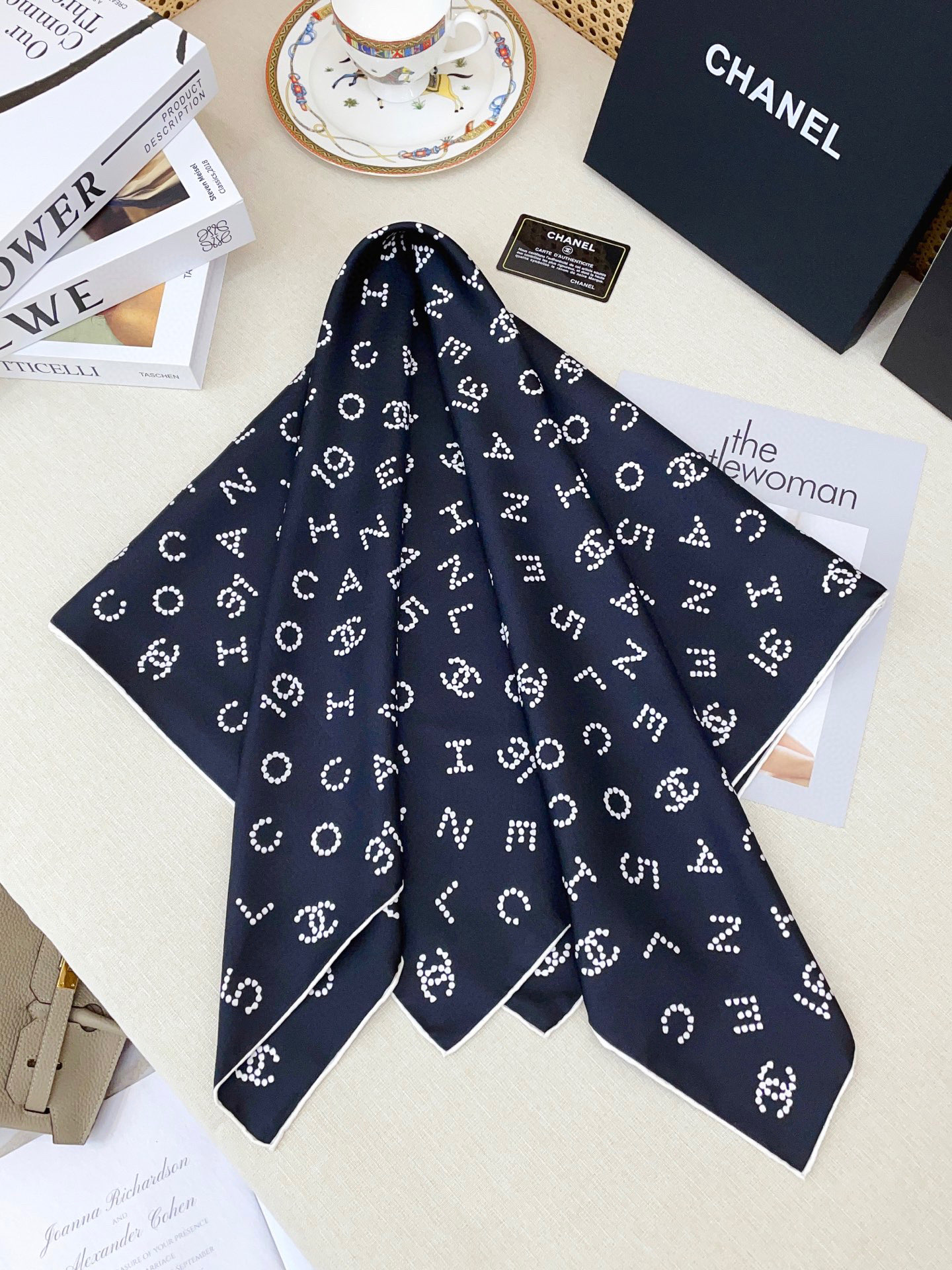 ✨✨【18姆米 双面同色】新款CH【黑白字母图案】‼️美翻了[流泪]御用殿堂级极品‼️经典元素图案设计风