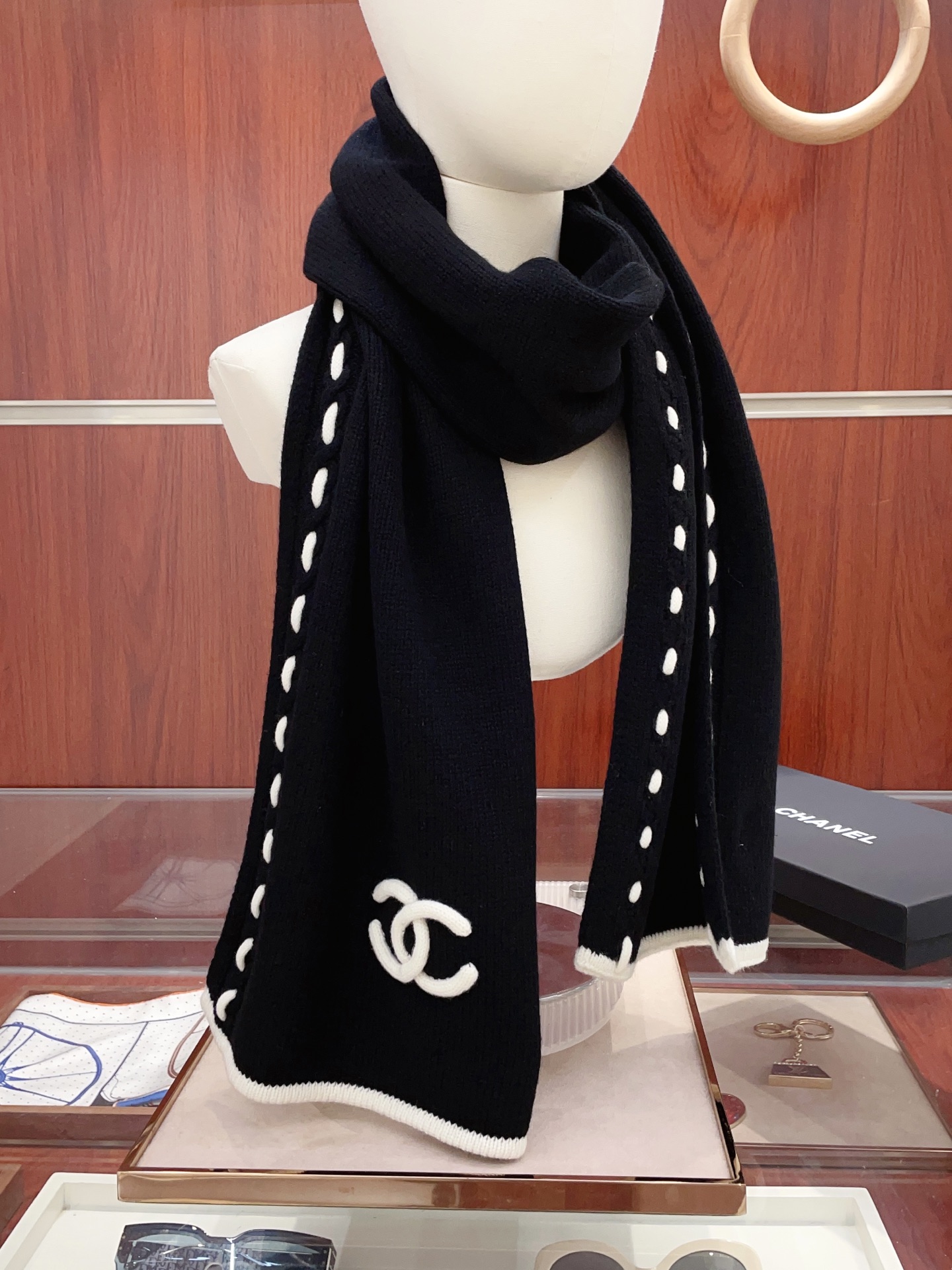 NO:341410,[Xiaoxiang’s rare knitted item, gentle color matching, super obsessed with temperament, low-key, quiet and elegant] Recommended for a second to be moved!  !  !  High-end, luxurious!  eternal!  Not the passing style!  !  !  Maximize the quality of clothing!  The newly released color-matched knitted cashmere scarf from C home this year is so beautiful. Sisters who can match it must understand. This design can enhance the aura of the shape in autumn and winter. Whether it is perfect, beautiful figure and temperament, this design is a powerful tool to quickly and maximize clothing quality. Size32*180cm, top knitted cashmere high-version scarf, high-version scarf, chanel19860909【小香难得一见的针织单品,温柔配色,超级迷恋气质低调恬静又不失优雅】重点推荐一秒心动啊！！！高级,奢华！永恒！不是那种过眼云烟的款式！！！最大化提升的衣品！C家今年新出的配色针织羊绒围巾,太好看了,会搭配的姐妹一定懂,这样的设计在秋冬季穿搭上很能提升造型气场无可挑剔,无论完,美身材,气质,这种设计,是快速也是最大化提升衣品的利器size32*180cm,顶级针织羊绒高版本围巾,高版本围巾,chanel,scarf