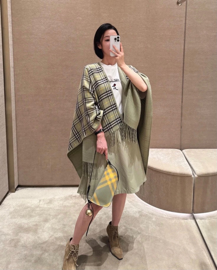 NO:341862,The most awesome original single product in the history of B. The double-sided cloak is small plaid on one side and solid color on the other side and both sides can be worn in a very exquisite craftsmanship. This AB side effect is difficult to weave in a counter for sale. It is practical things that can be compared with cashmere coats and can be worn on both sides. If you don’t buy it, who is the same size suitable for all kinds of heights? Look at the details such as the edges. Show high-end luxury. Average size high-end scarf, high-end scarf19860909B家史上最牛掰的原单货,双面斗篷一面小格纹+一面纯色双面都可披工艺非常考究介绍这款AB面效果很难织造专柜在售.可以和羊绒大衣媲美的实用东西而且双面可以两穿.不买它买谁均码适合各种身高 体重看看包边等细节.尽显高档奢华.均码高版本围巾,高版本围巾,scarf