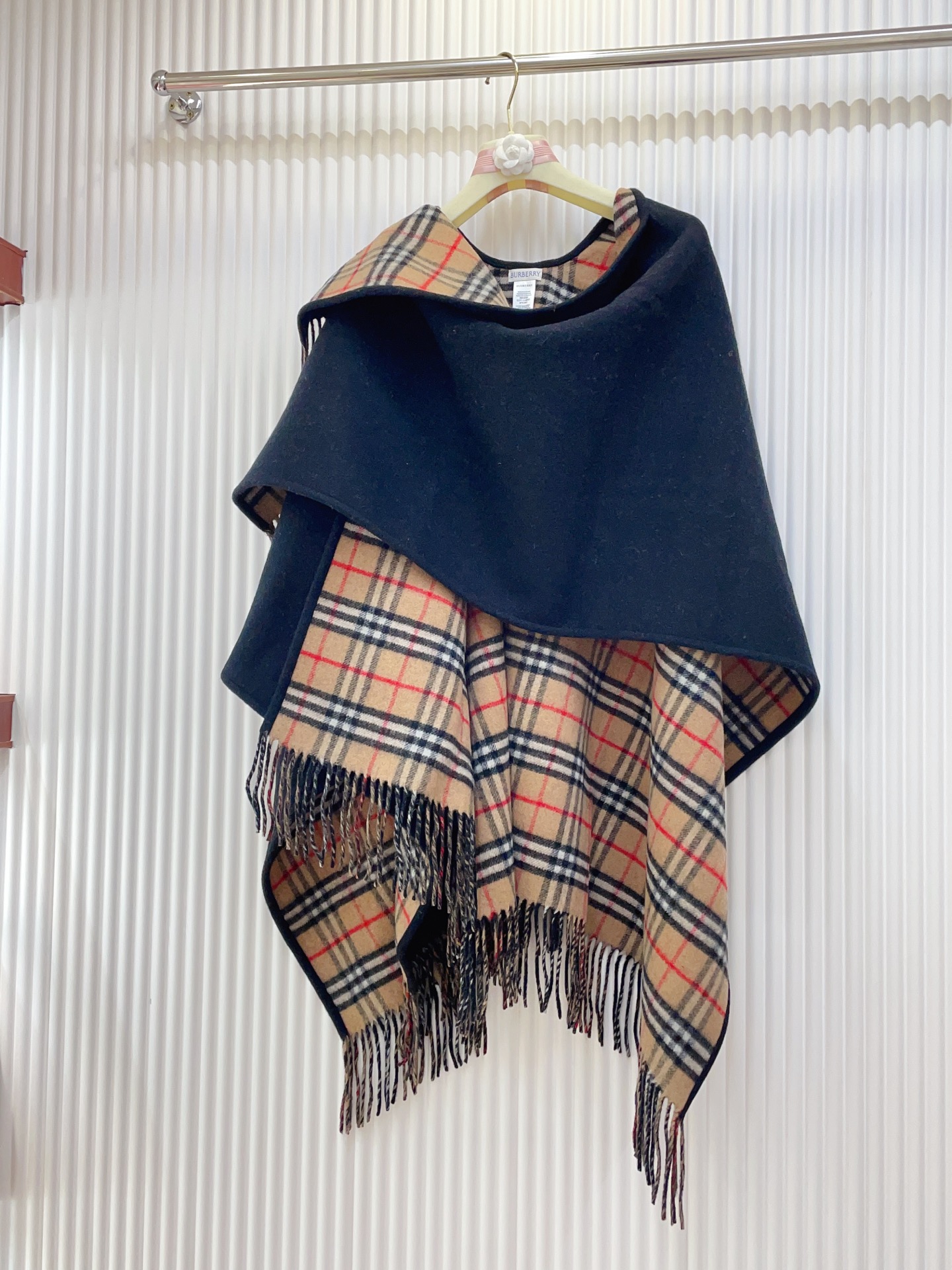 Burberry Reversible Wool Cape - Iconic Check and Solid Color Design 6 i1756101971910 9986 0 4