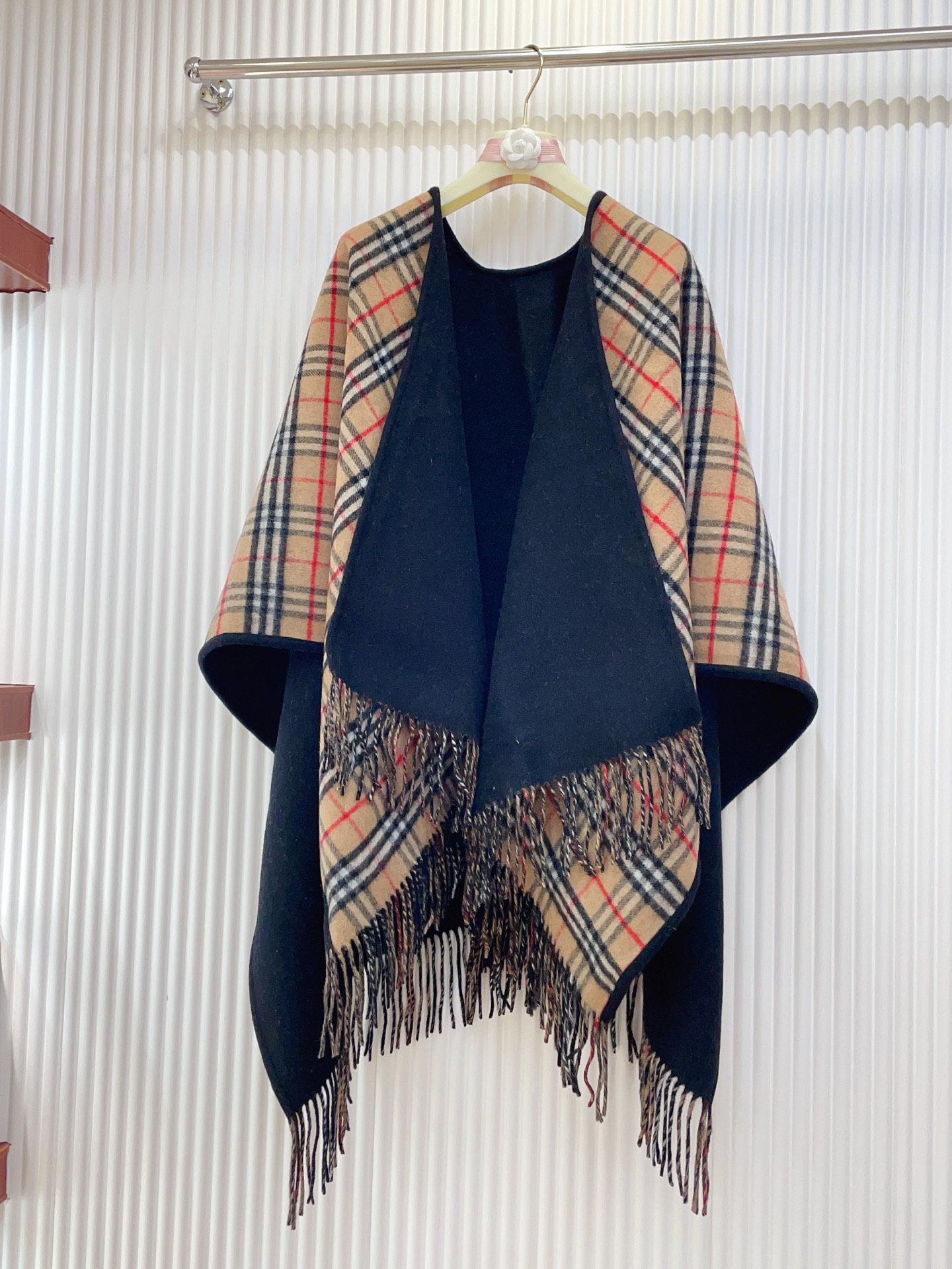 Burberry Reversible Wool Cape - Iconic Check and Solid Color Design 7 i1756101971969 5294 0 5